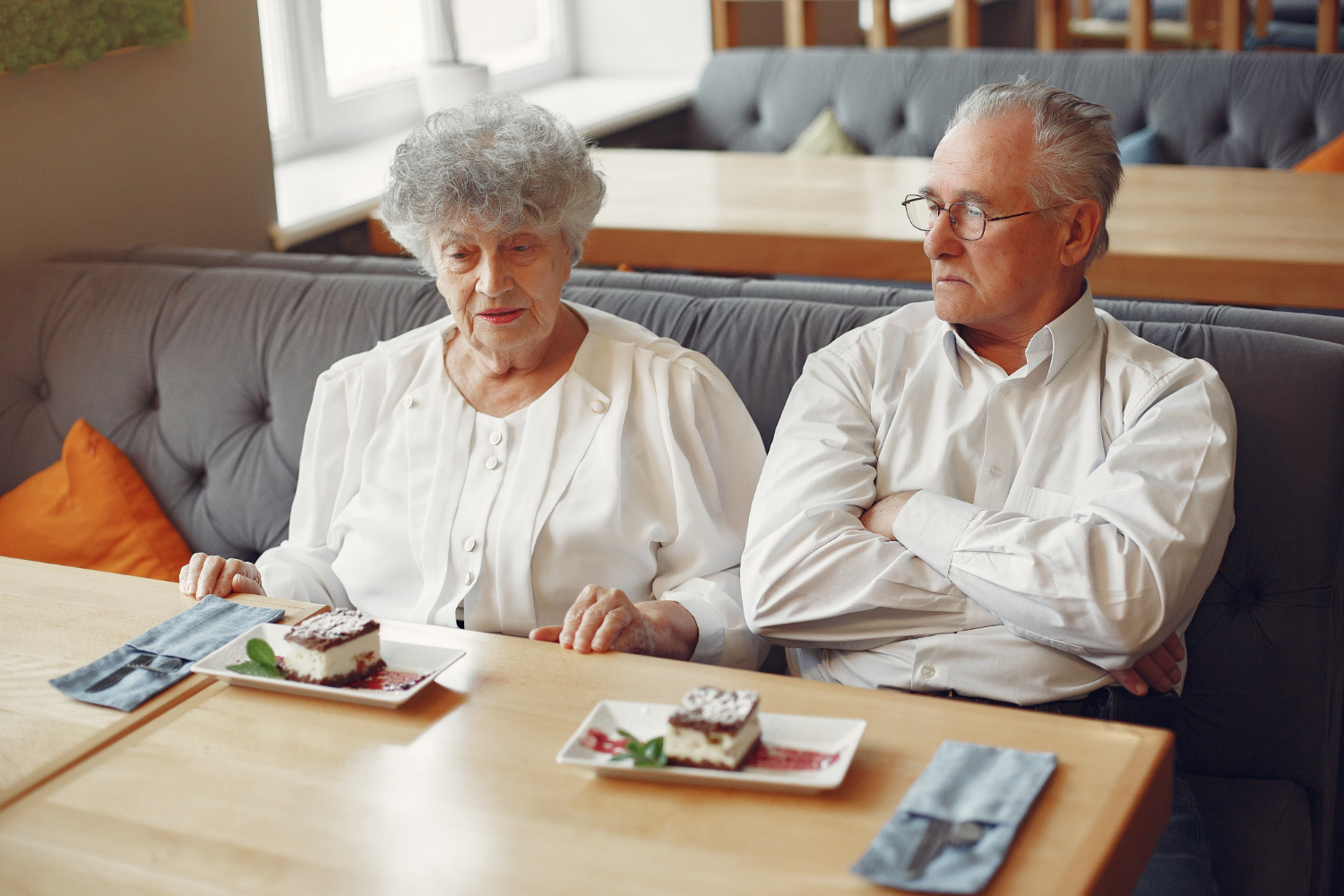 Un couple de seniors anxieux assis dans un restaurant | Source : Freepik
