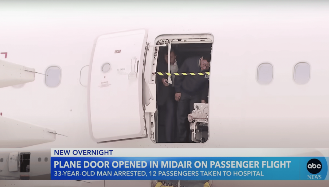 Des responsables de l'Airbus A321 de la compagnie Asiana Airlines où un passager a ouvert la porte de sortie de secours en plein vol, le 26 mai 2023, en Corée du Sud. | Source : YouTube/ABC News