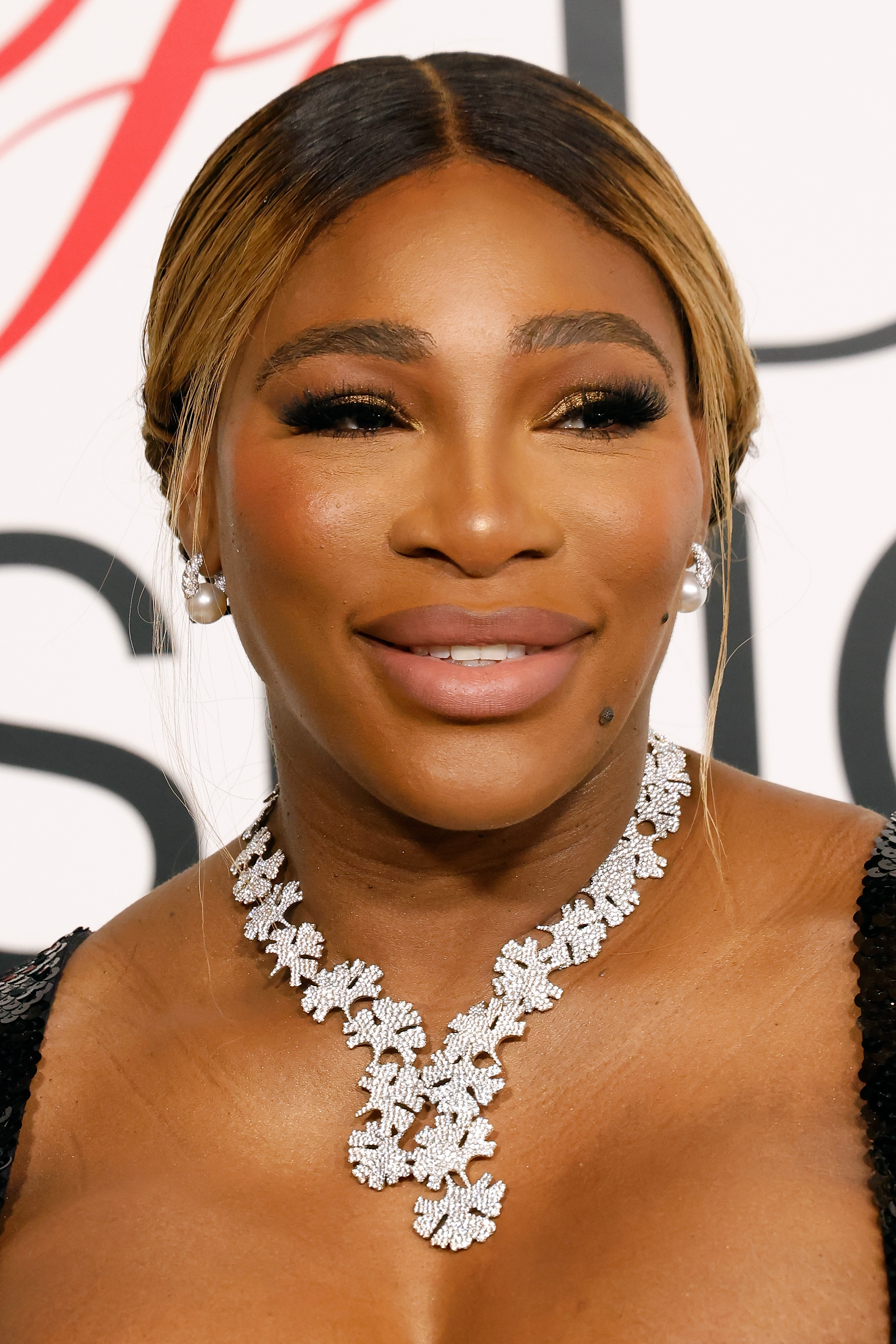 Serena Williams arbore son look habituel de sourcils épais le 6 novembre 2023 | Source : Getty Images