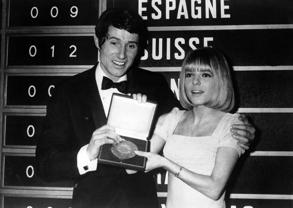 LUXEMBOURG - 06 MARS: Udo Jurgens, chanteur autrichien vainqueur du Grand Prix de l'Eurovision, photographié avec France Gall qui lui remet la medaille, le 6 mars 1966 au Luxembourg I Source : Getty Images