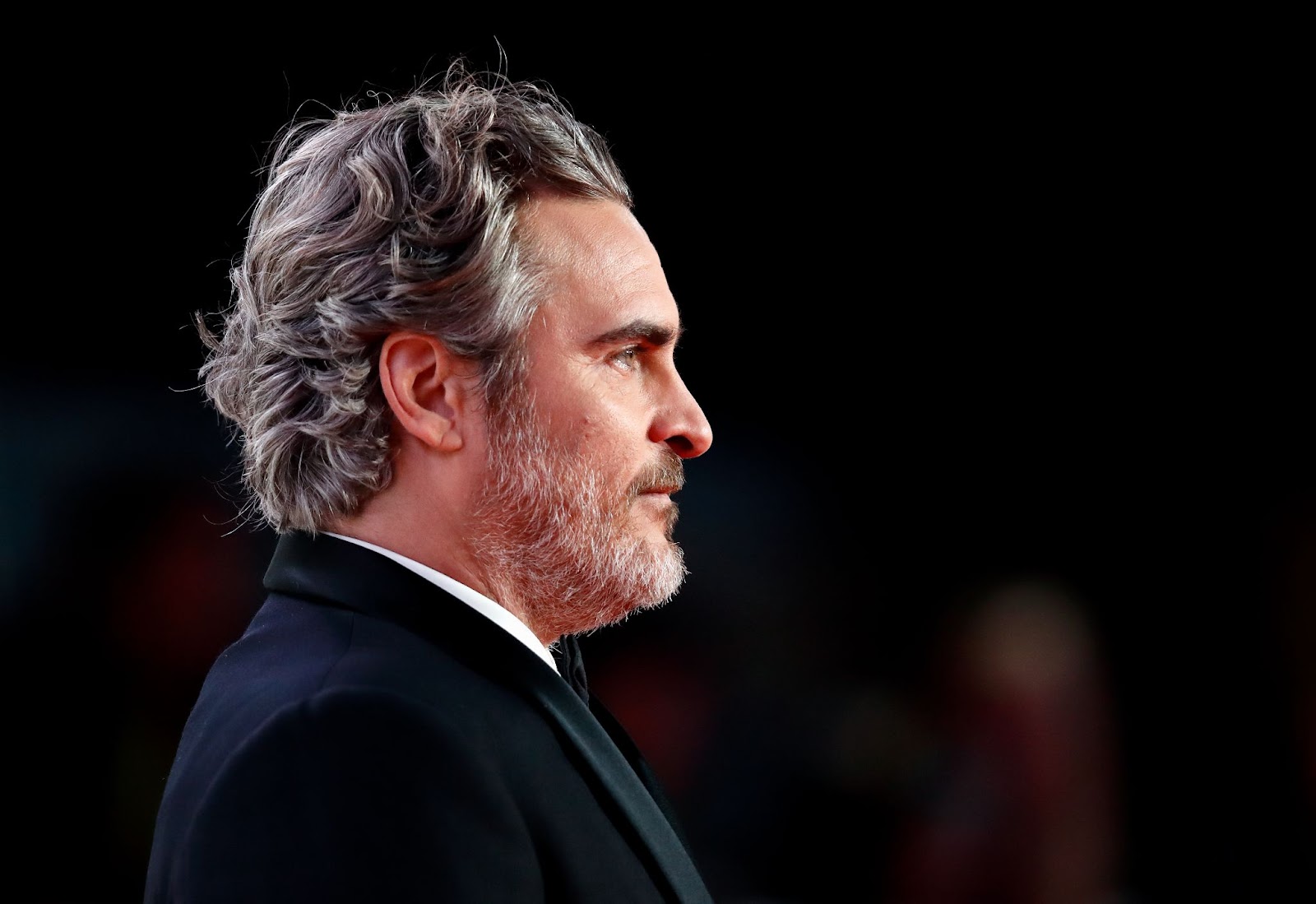 Lors de la cérémonie des EE British Academy Film Awards 2020, Joaquin Phoenix a fait preuve d'une concentration intense. Tout juste acclamé pour "Joker", il a continué à capter l'attention pour son travail puissant et transformateur. | Source : Getty Images