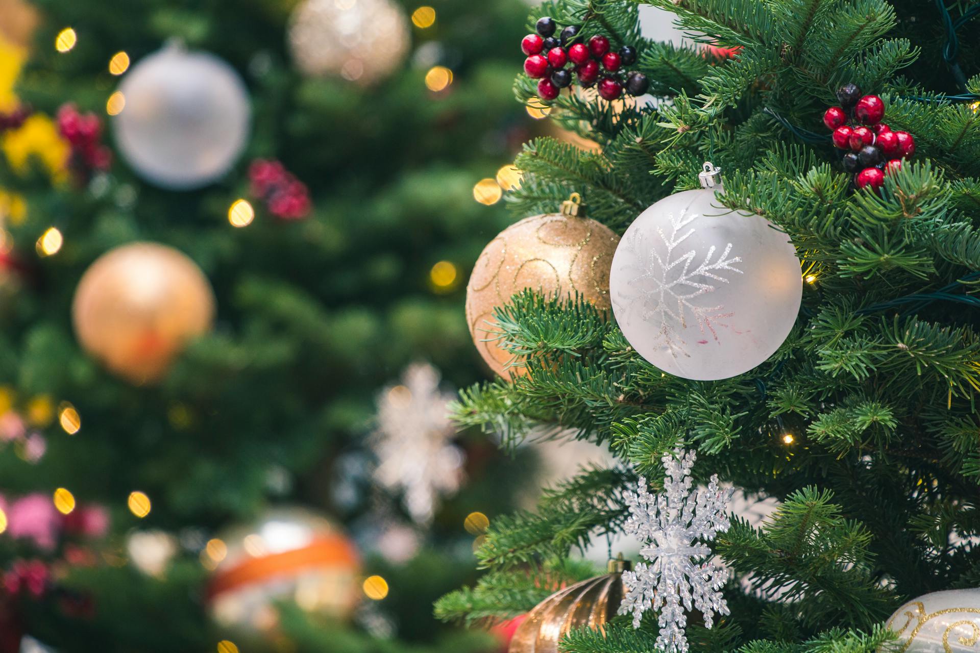 Gros plan sur la décoration d'un sapin de Noël | Source : Pexels