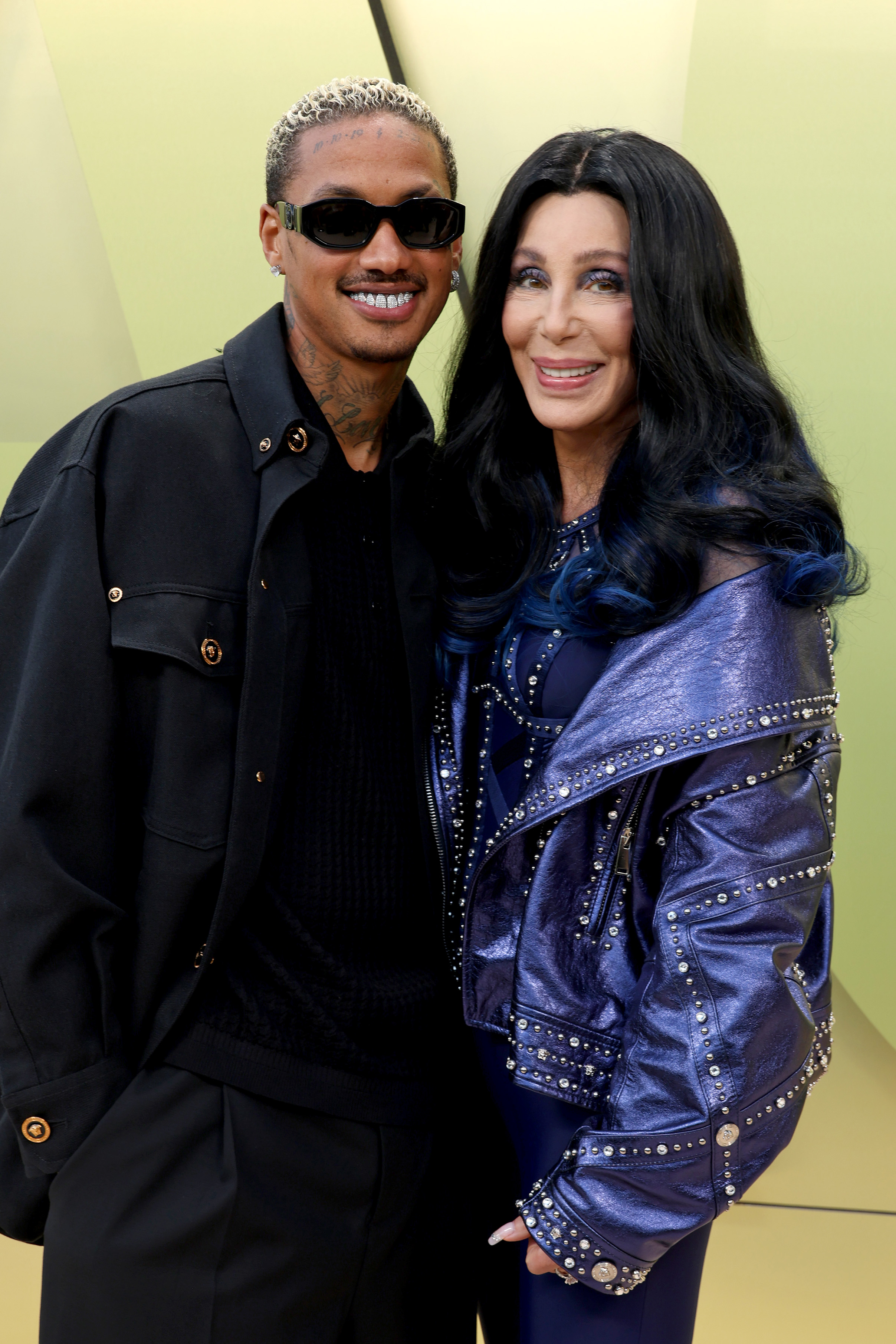 Alexander Edwards et Cher au défilé Versace FW23 au Pacific Design Center le 9 mars 2023, à West Hollywood, en Californie. | Source : Getty Images