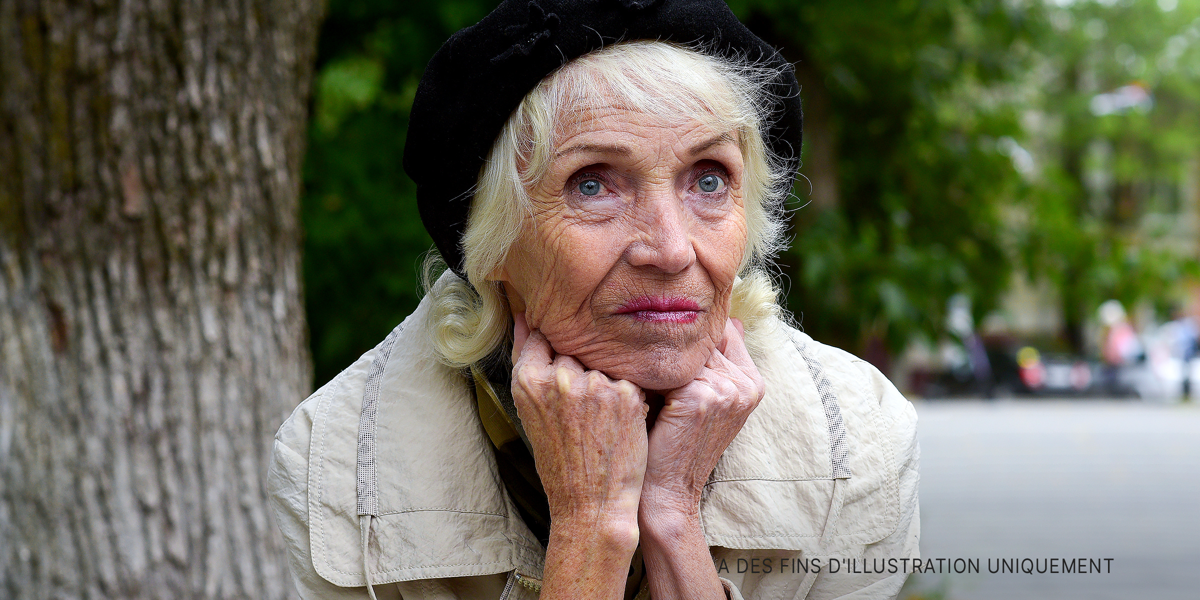 Une vieille femme avec ses mains sous son menton | Source : Getty Images