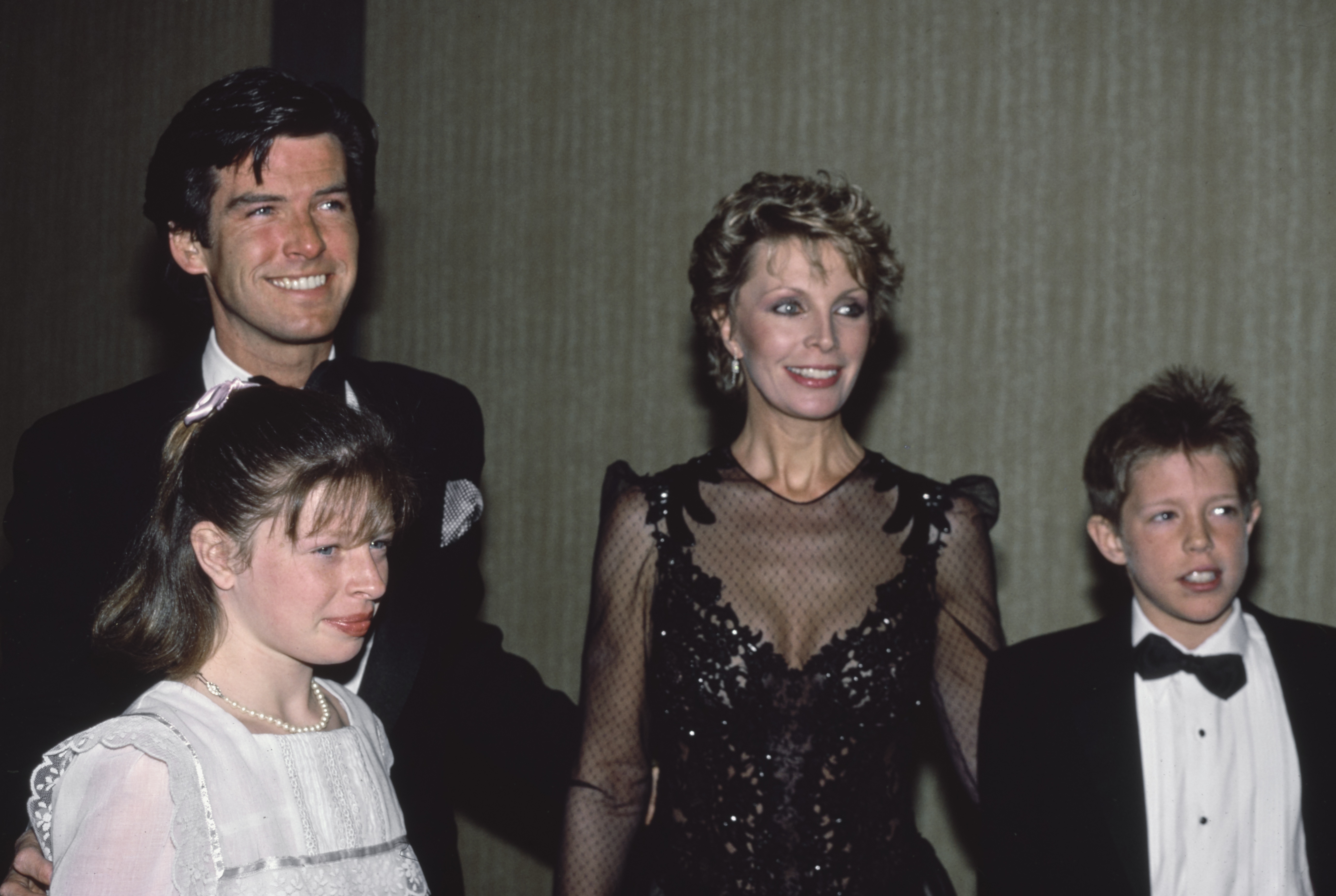 Pierce Brosnan avec sa défunte épouse Cassandra Harris et leurs enfants Charlotte Harris et Christopher à Los Angeles en 1985 | Source : Getty Images,