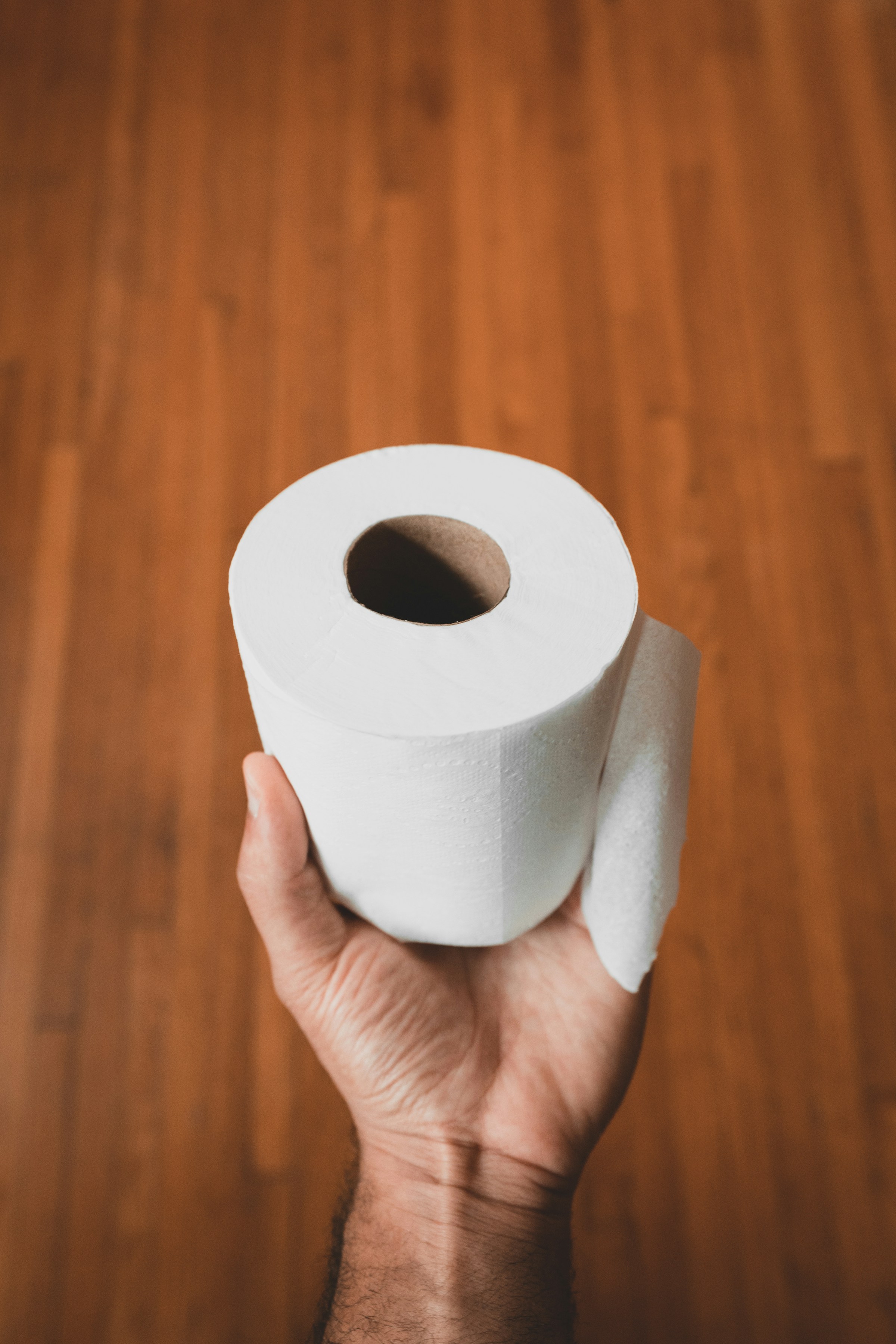 Un homme tenant un rouleau de papier toilette | Source : Unsplash