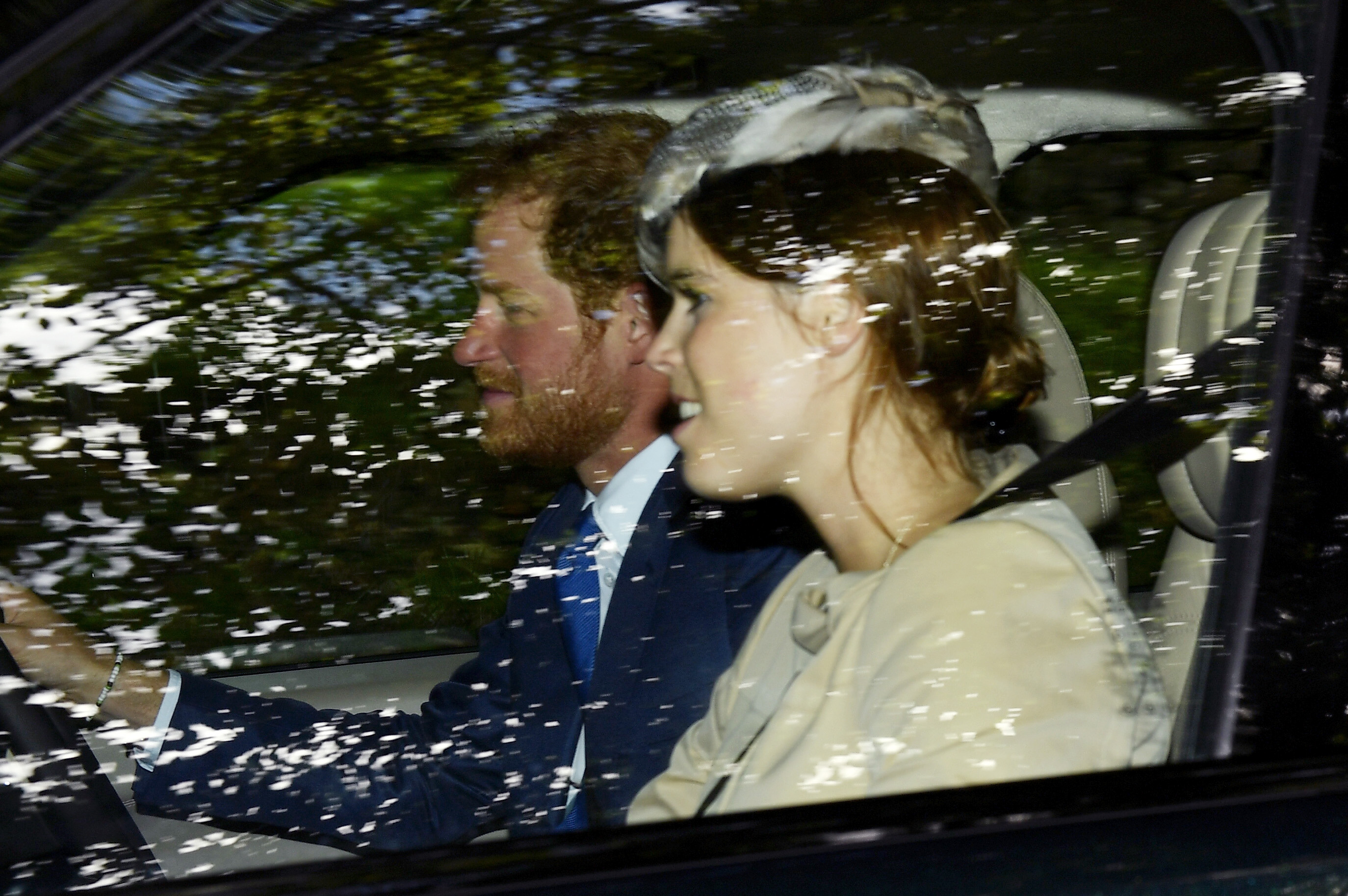 Le prince Harry et la princesse Eugénie sortent en voiture de l'église de Crathie, le 18 septembre 2016 à Crathie, en Écosse. | Source : Getty Images