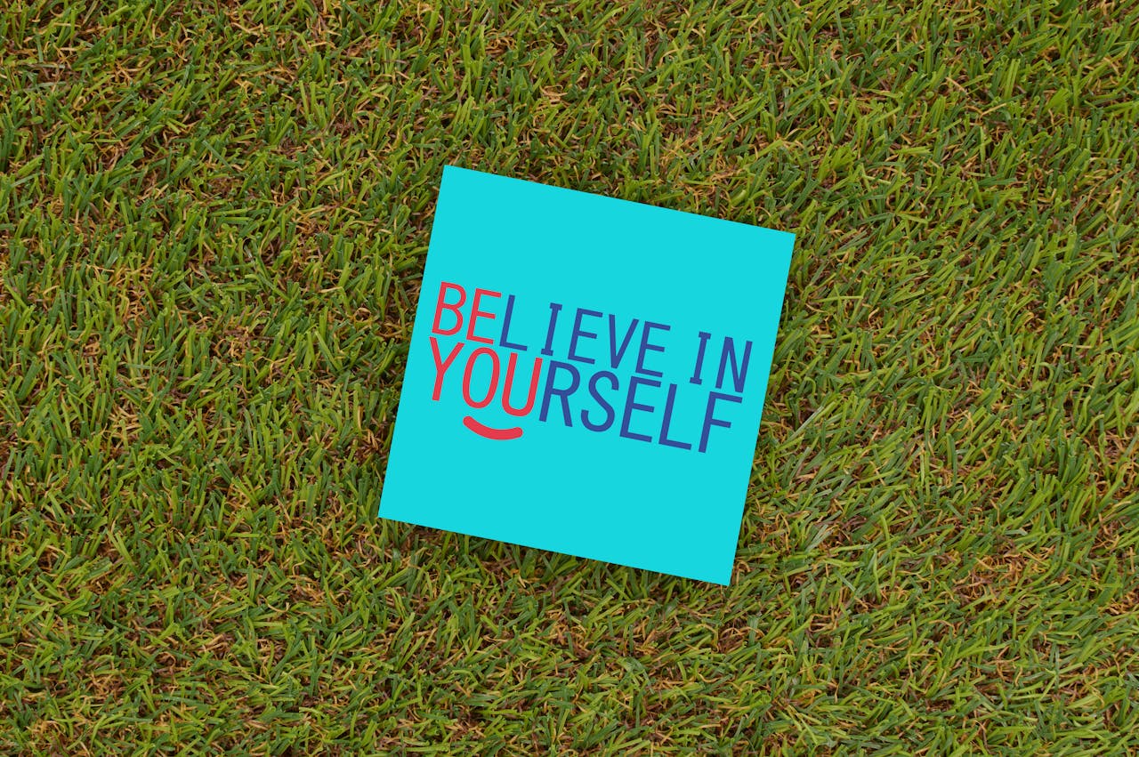 Un message de motivation sur un gazon | Source : Pexels