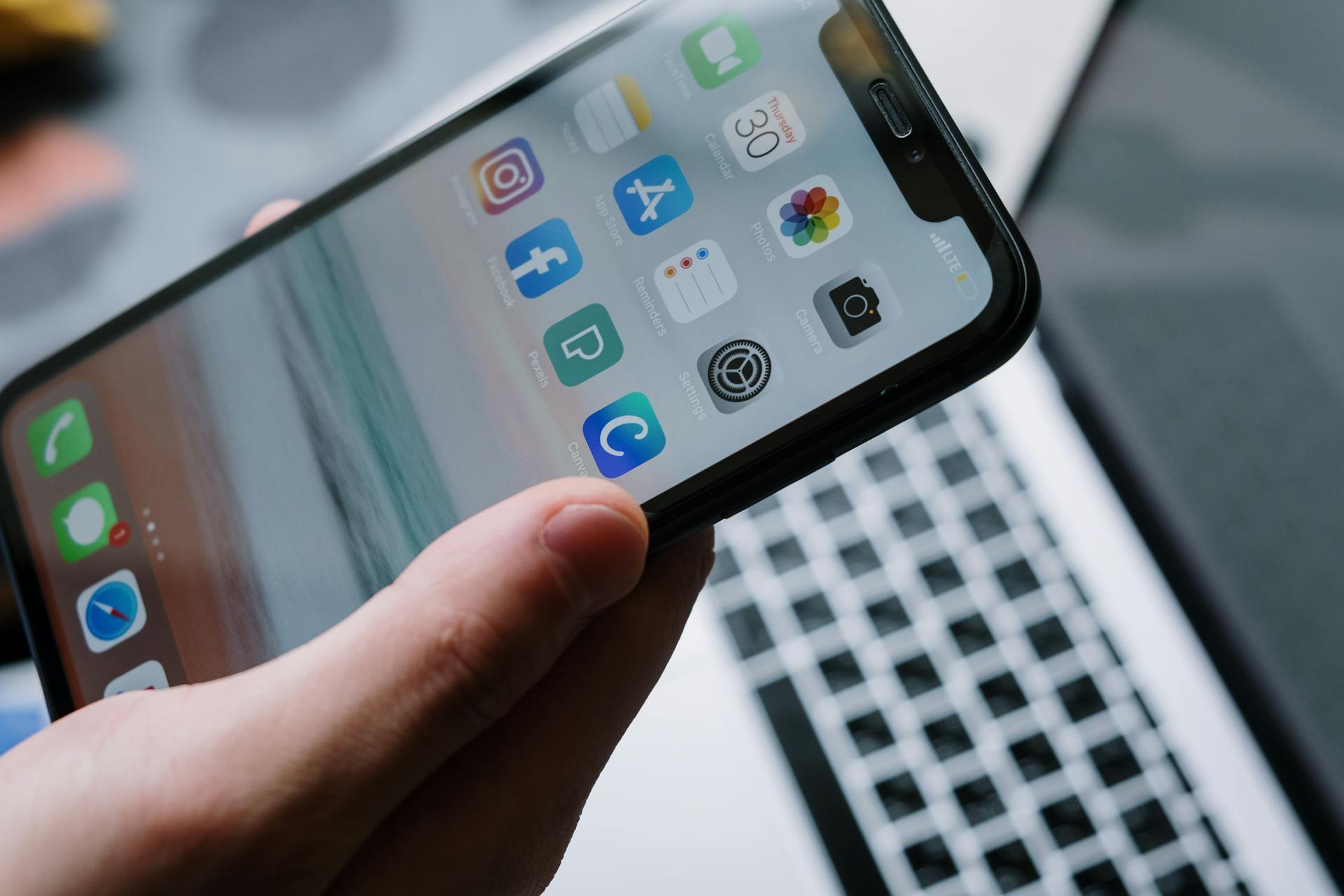 Une personne tenant son téléphone | Source : Pexels