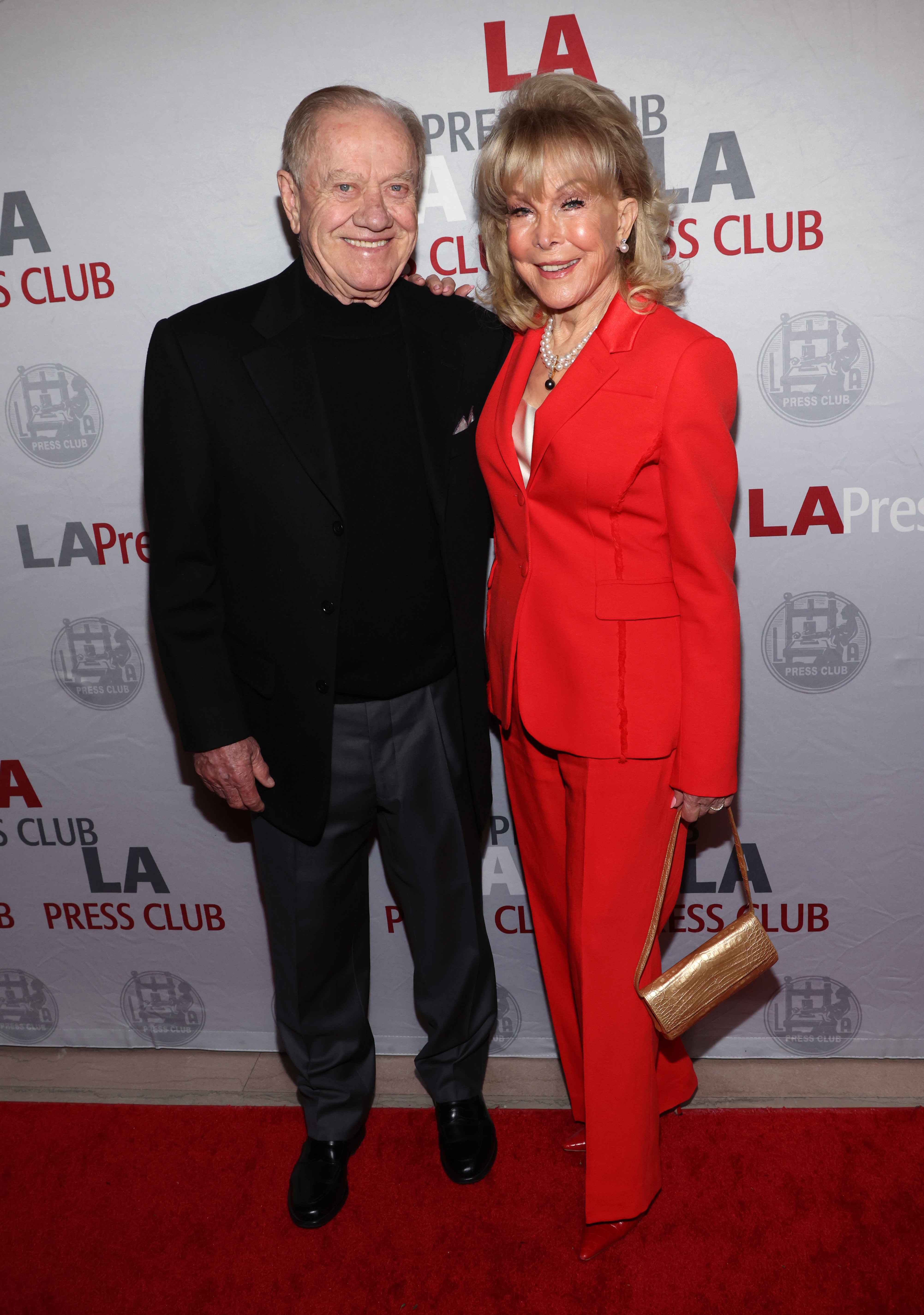 Jon Eicholtz et Barbara Eden assistent au 16e gala annuel des prix du journalisme national des arts et du divertissement, le 3 décembre 2023, à Los Angeles, en Californie. | Source : Getty Images