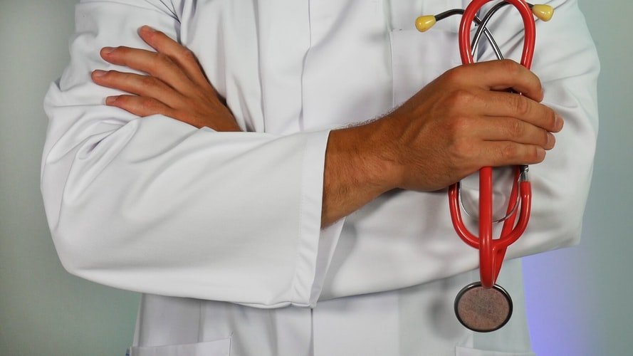 Un docteur tenant un stéthoscope. | Photo : Pixabay