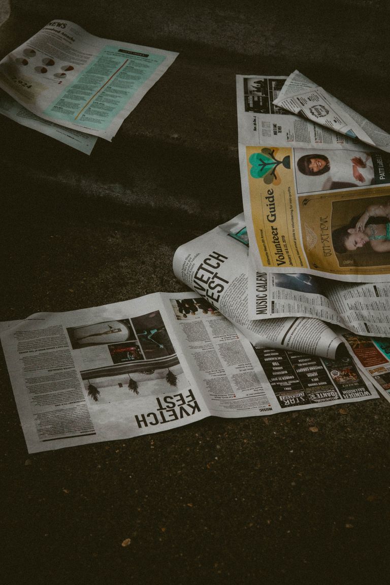 Ils ont trouvé de vieilles coupures de journaux. | Source : Unsplash