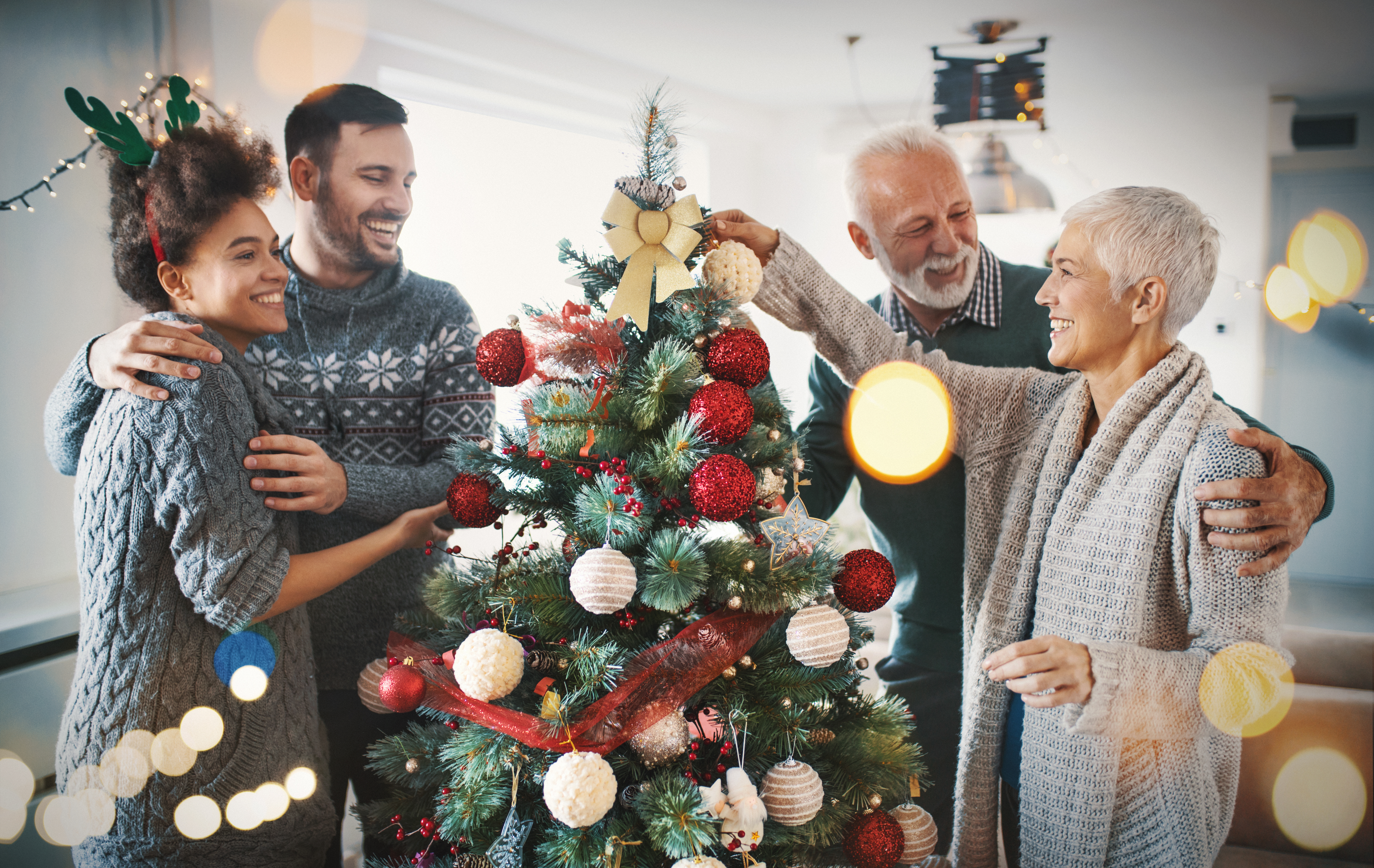 Couple de personnes âgées en famille à Noël Source : Getty Images