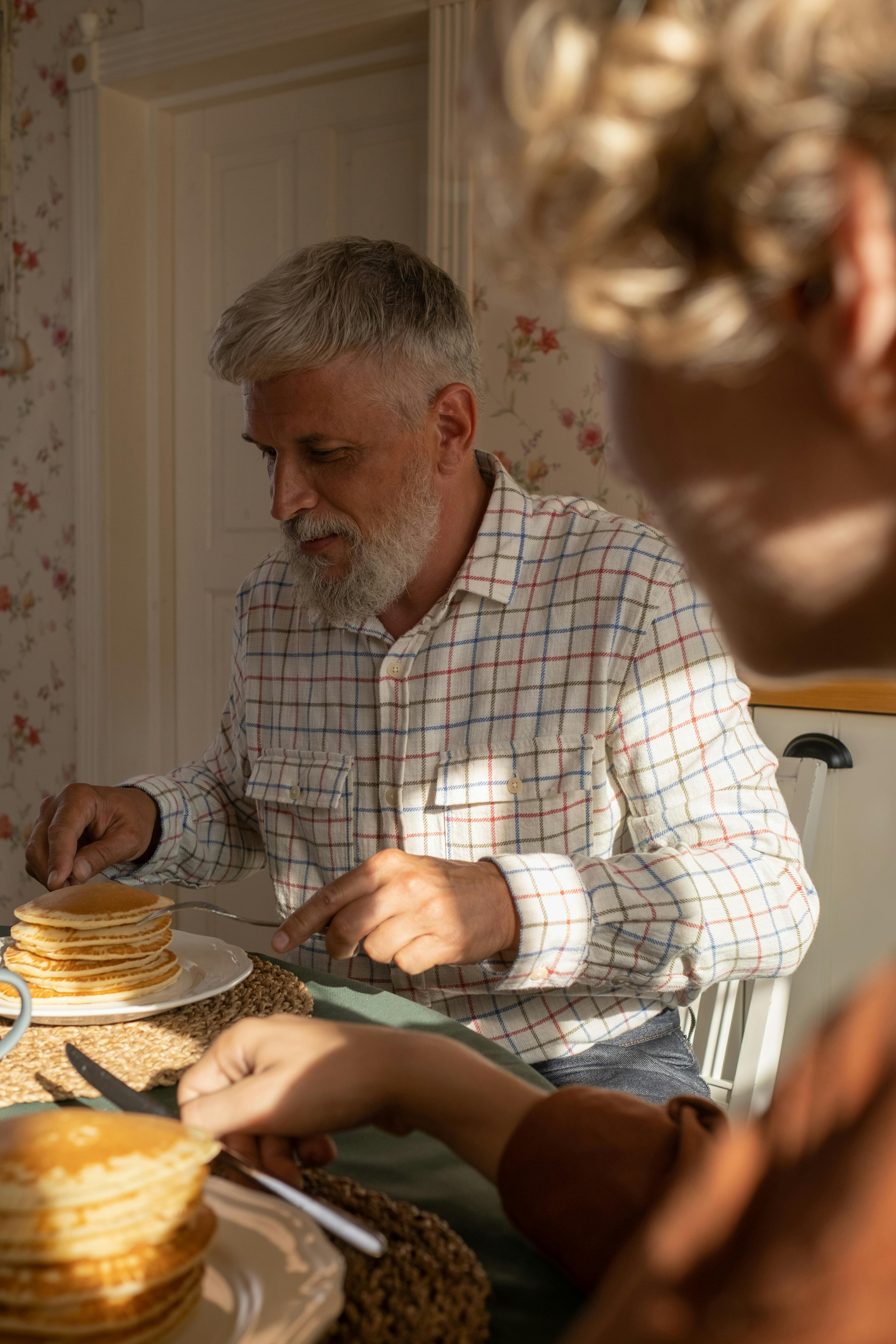 Un homme âgé prenant son petit déjeuner | Source : Pexels