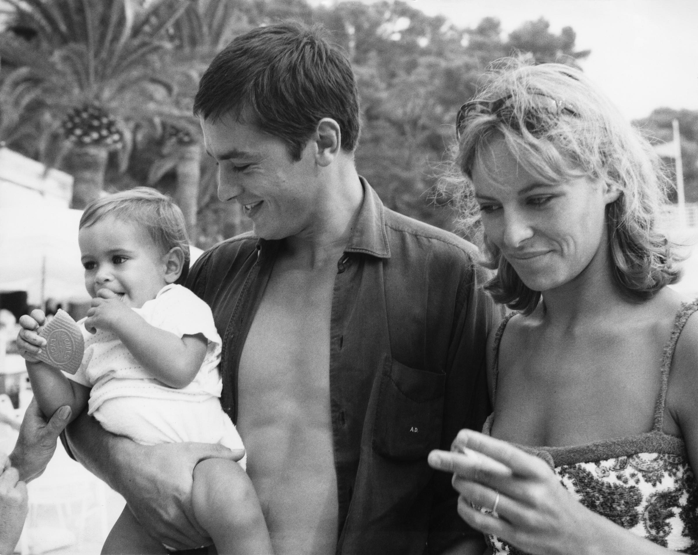 Alain et Nathalie Delon avec Anthony à Monte Carlo le 15 août 1965. | Source : Getty Images