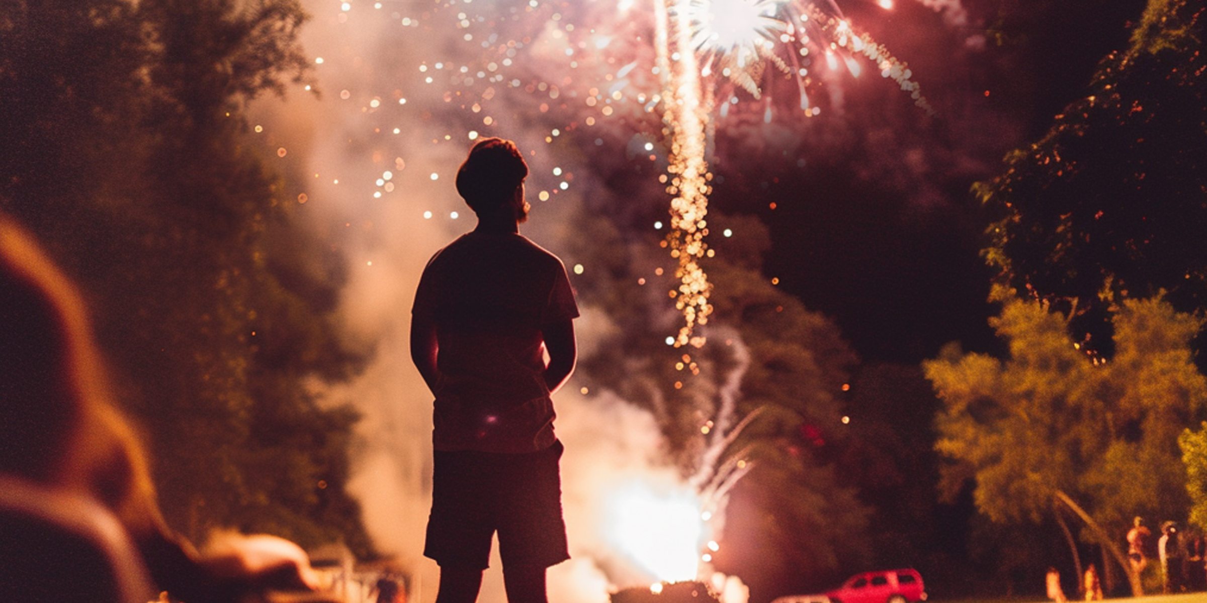 Un homme regarde un feu d'artifice | Source : Amomama