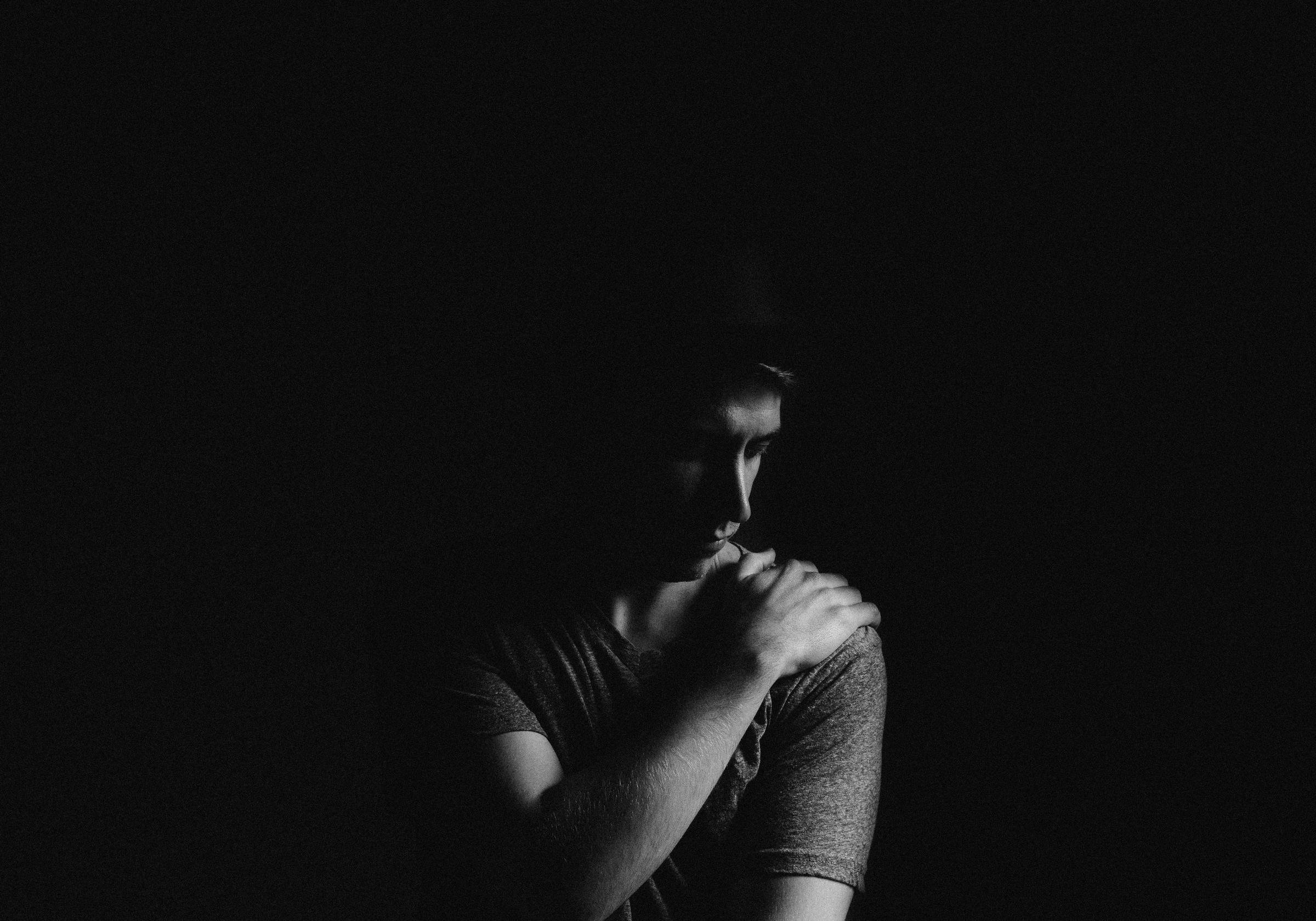 Un homme dans l'obscurité | Source : Unsplash