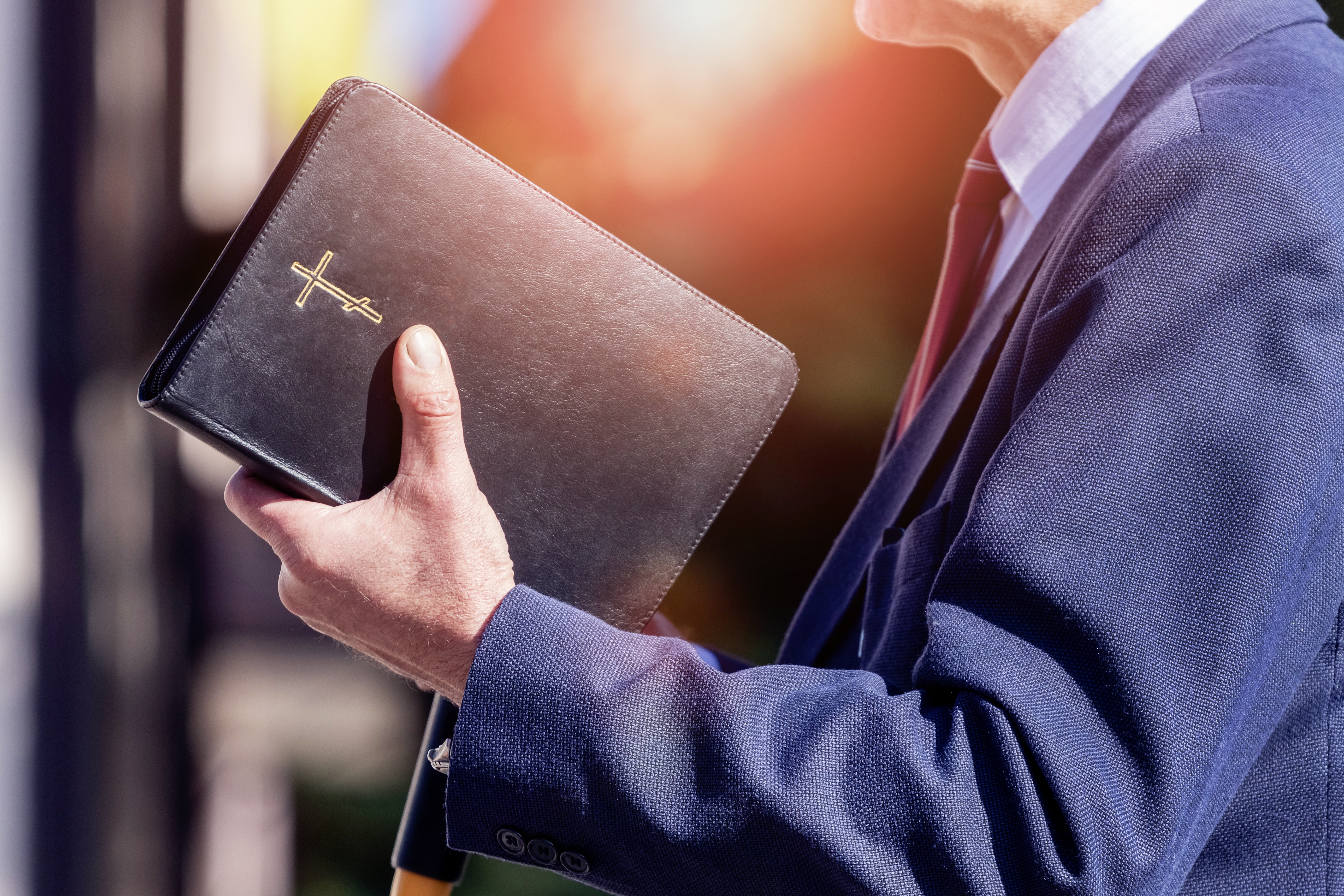 Une photo d'un homme tenant la Bible | Source : Shutterstock