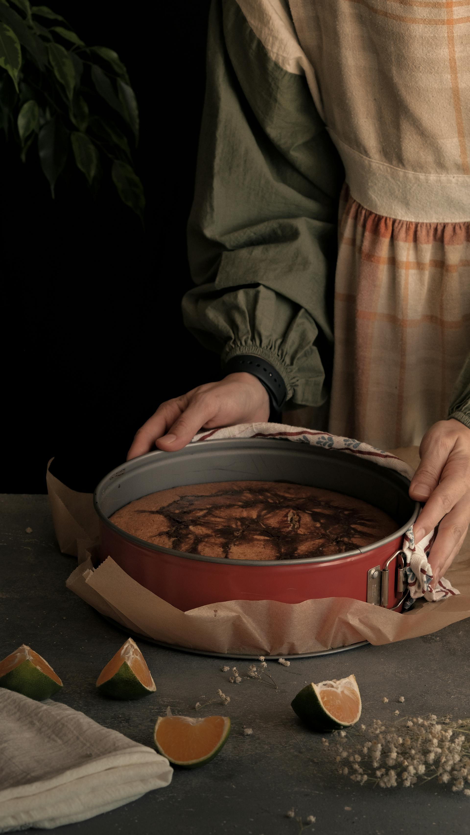 Gros plan d'une femme préparant un gâteau | Source : Pexels