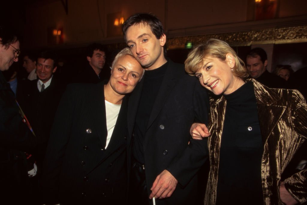 L'humoriste Muriel Robin et les acteurs Pierre Palmade et Michelle Laroque lors de la première de son spectacle "Ils s'aiment", le 09 décembre 1996. І Source : Getty Images