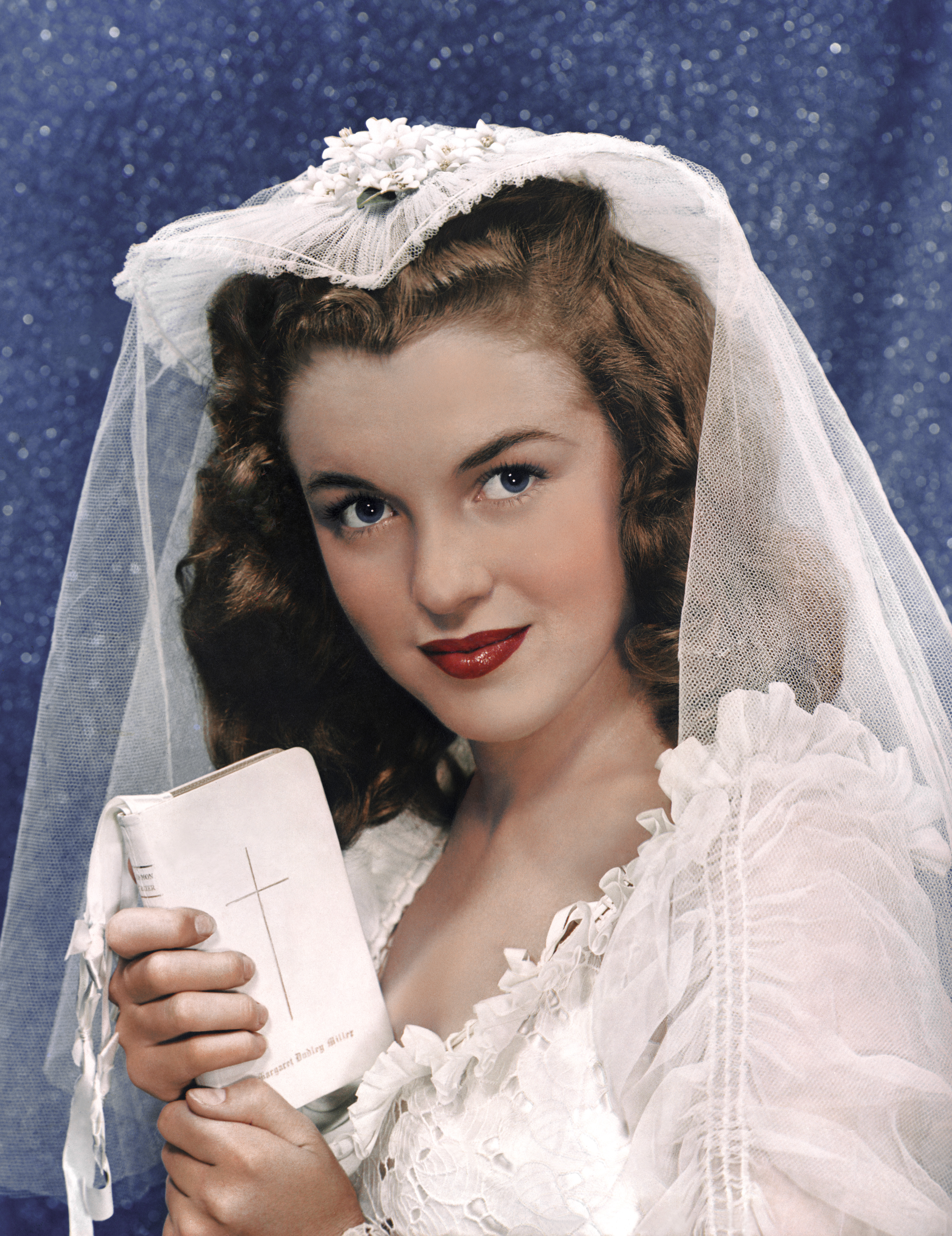 Marilyn Monroe, encore connue sous le nom de Norma Jeane Mortenson, lors de son premier mariage à seize ans à Los Angeles, 1946 | Source : Getty Images