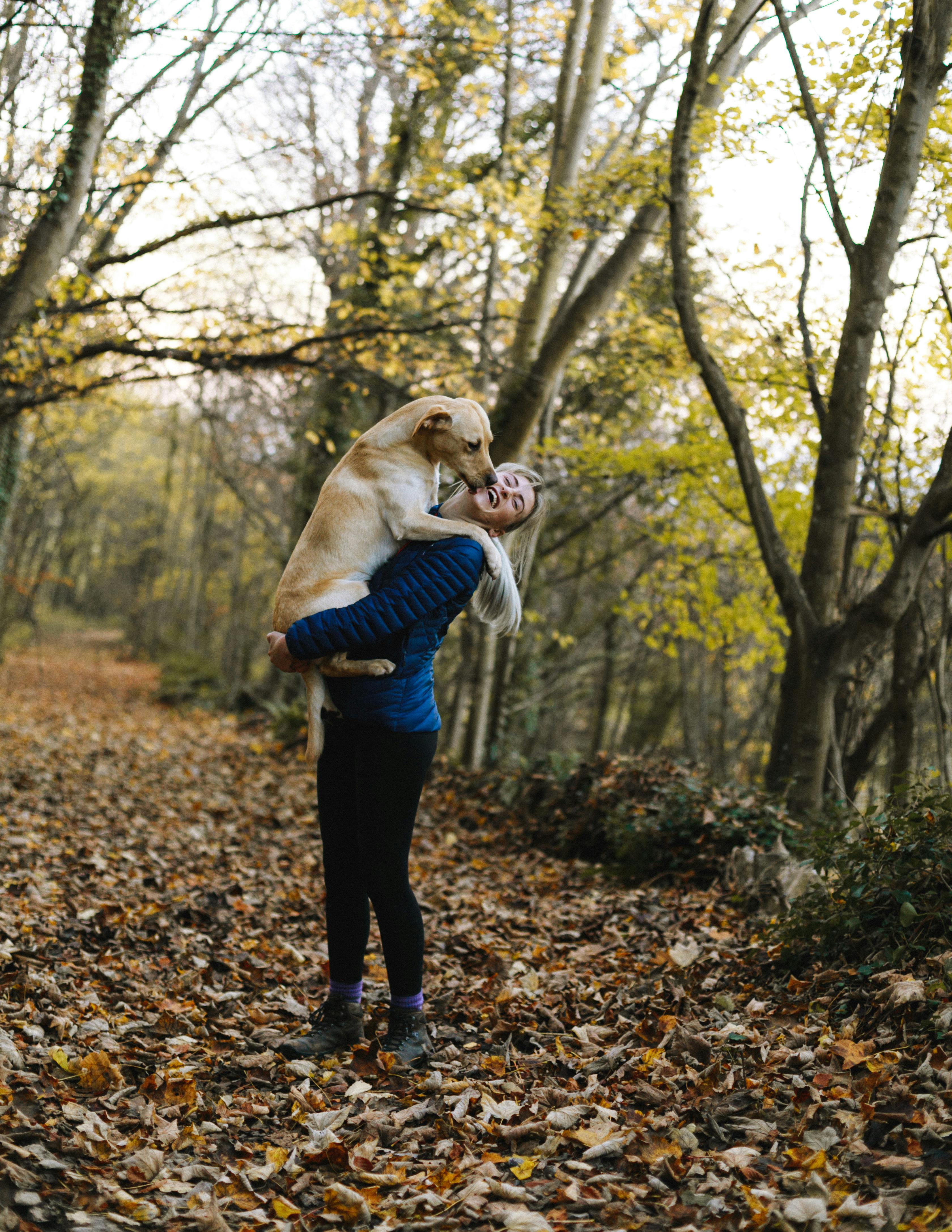Une femme avec son chien | Source : Pexels