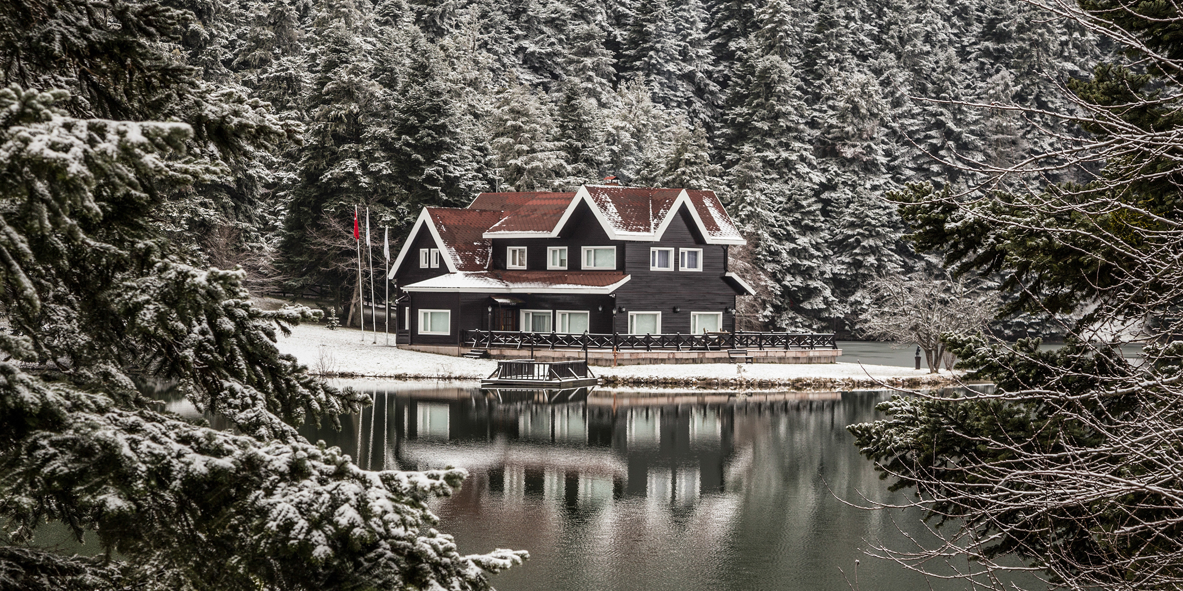 Une cabane au bord d'un lac | Source : Shutterstock