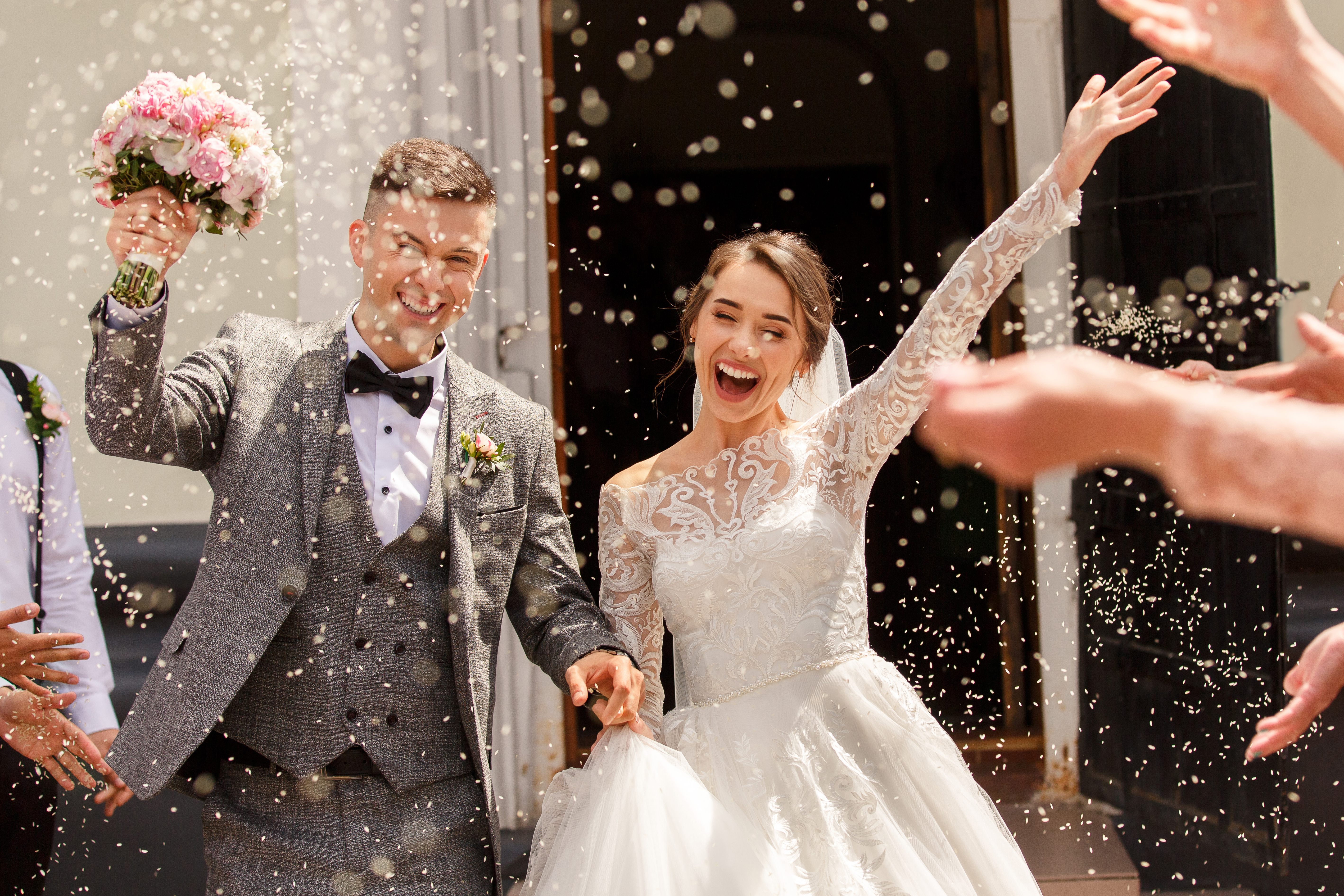 Des mariés heureux lors du mariage | Source : Shutterstock