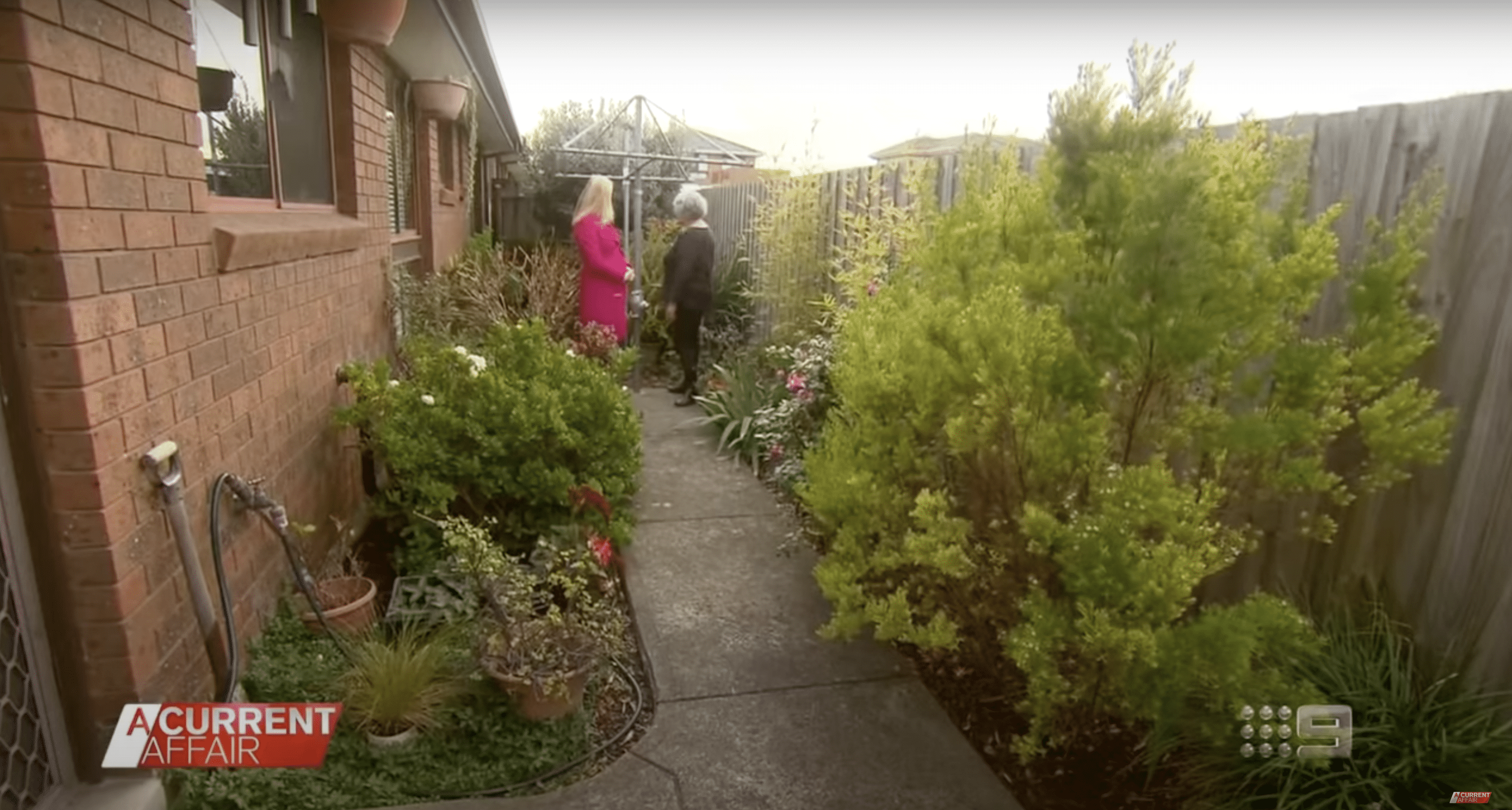 Jane Sayner avec un correspondant de "A Current Affair" dans le jardin de son logement à St Albans | Source : YouTube.com/A Current Affair