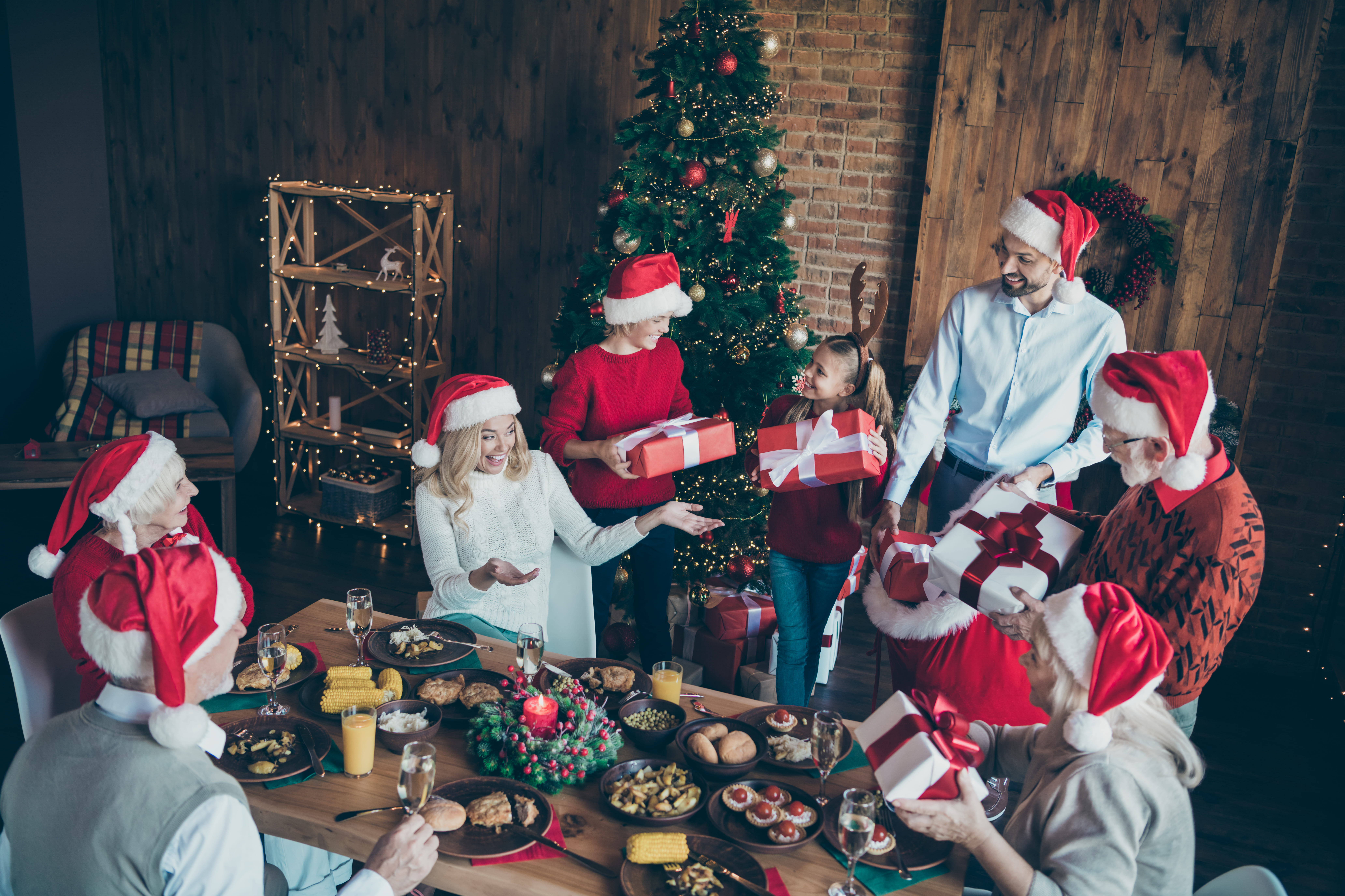 Les membres de la famille s'échangent des cadeaux à Noël | Source : Shutterstock