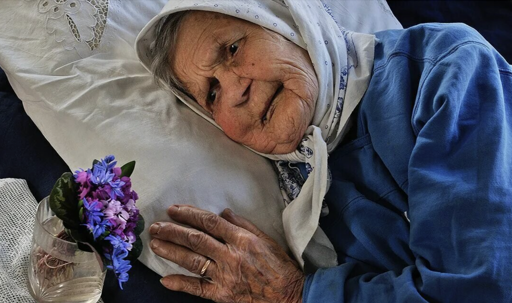 Femme âgée dans son lit | Source : Shutterstock