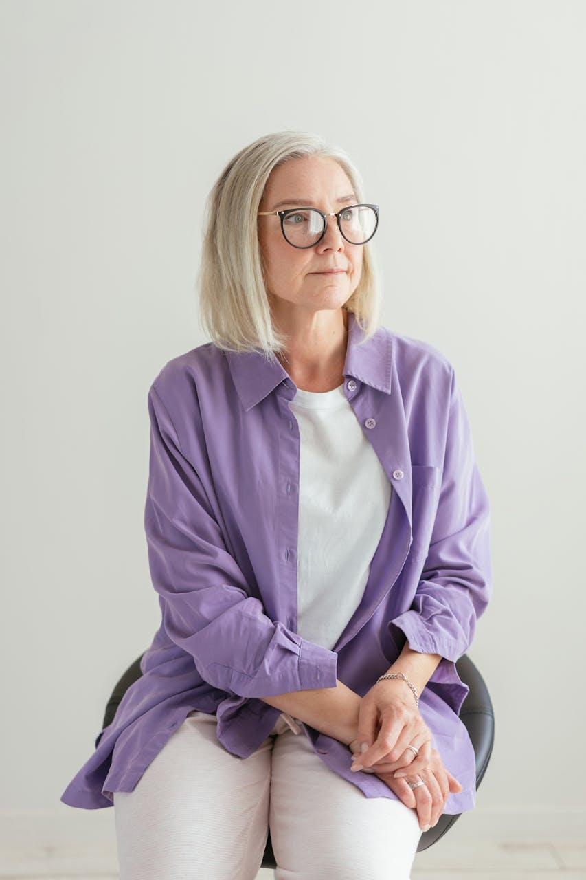 Une femme âgée assise sur une chaise | Source : Pexels