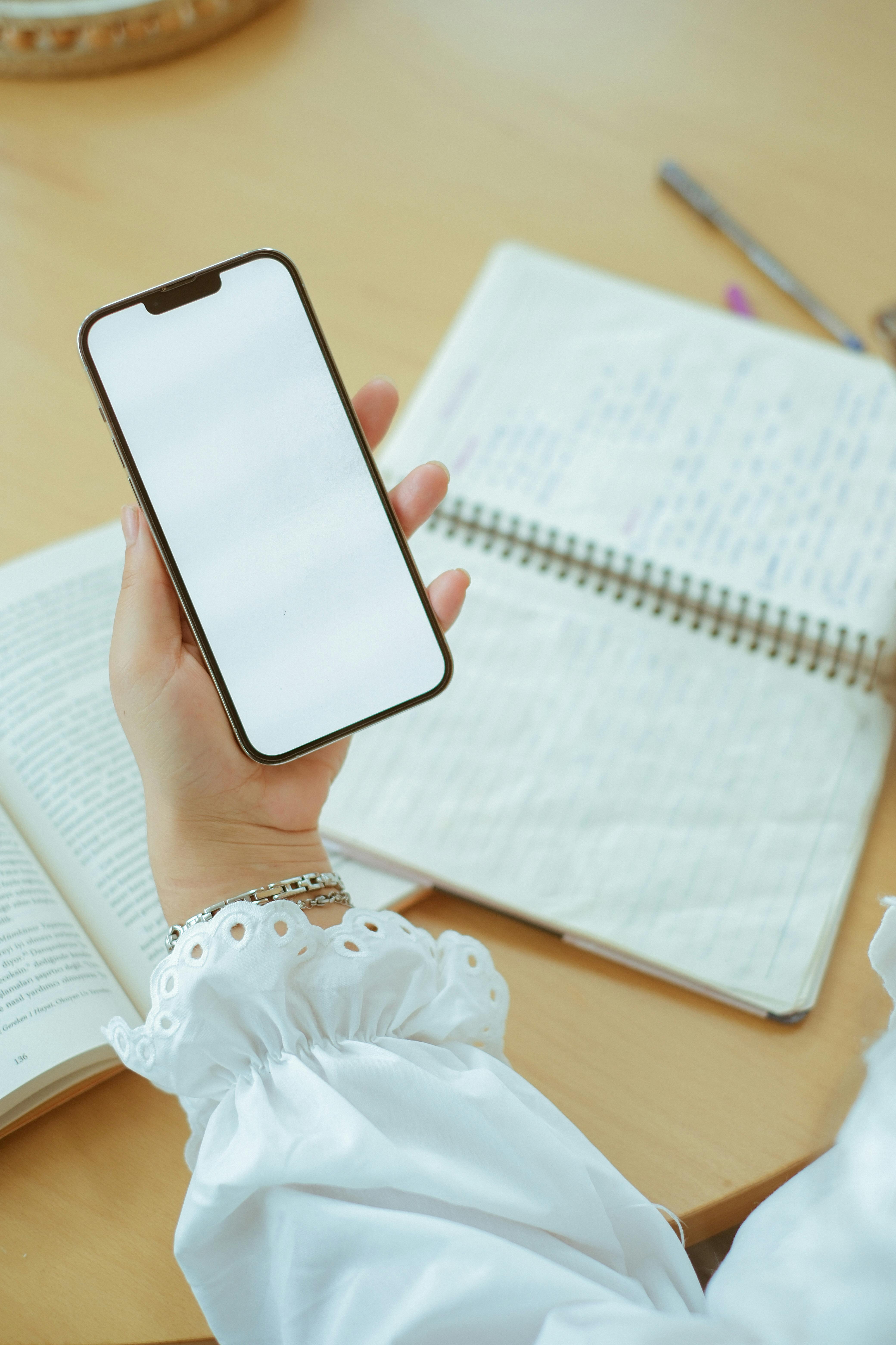 Une femme qui regarde son téléphone | Source : Pexels