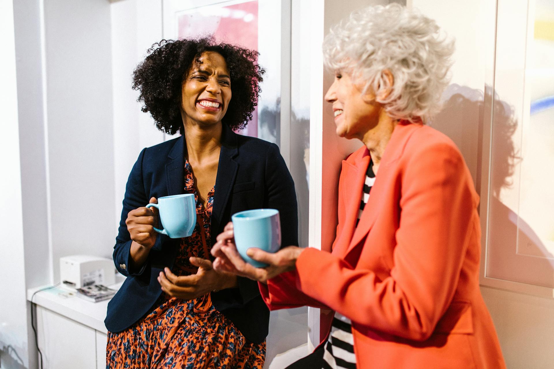Deux femmes âgées prennent un café ensemble | Source : Pexels