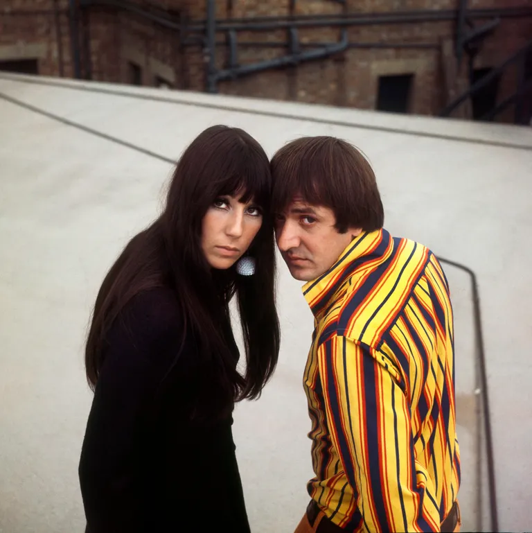 Cher et Sonny Bono à Londres le 1er janvier 1973 | Photo : George Wilkes/Hulton Archive/Getty Images