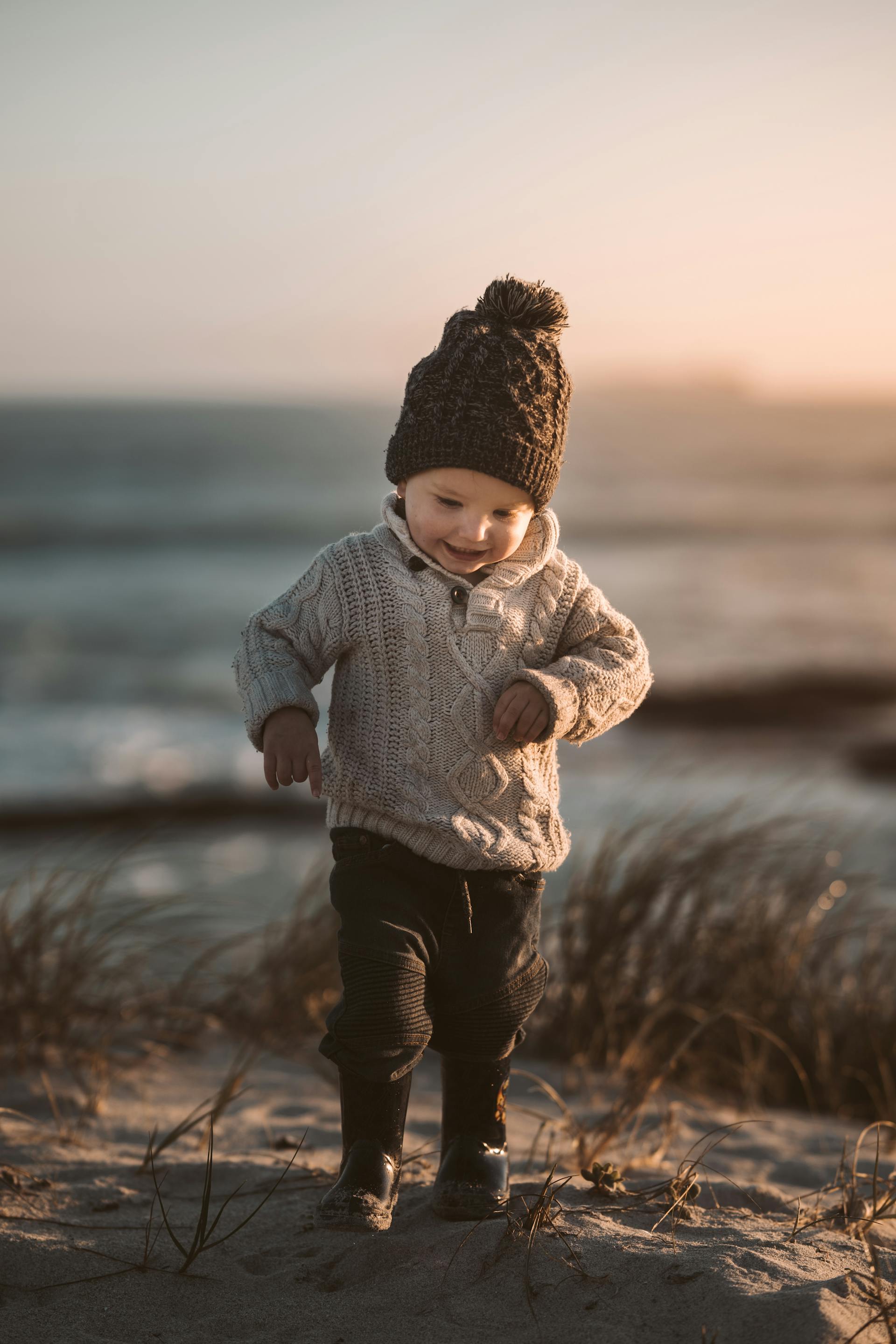Un garçon qui marche sur le sable | Source : Pexels