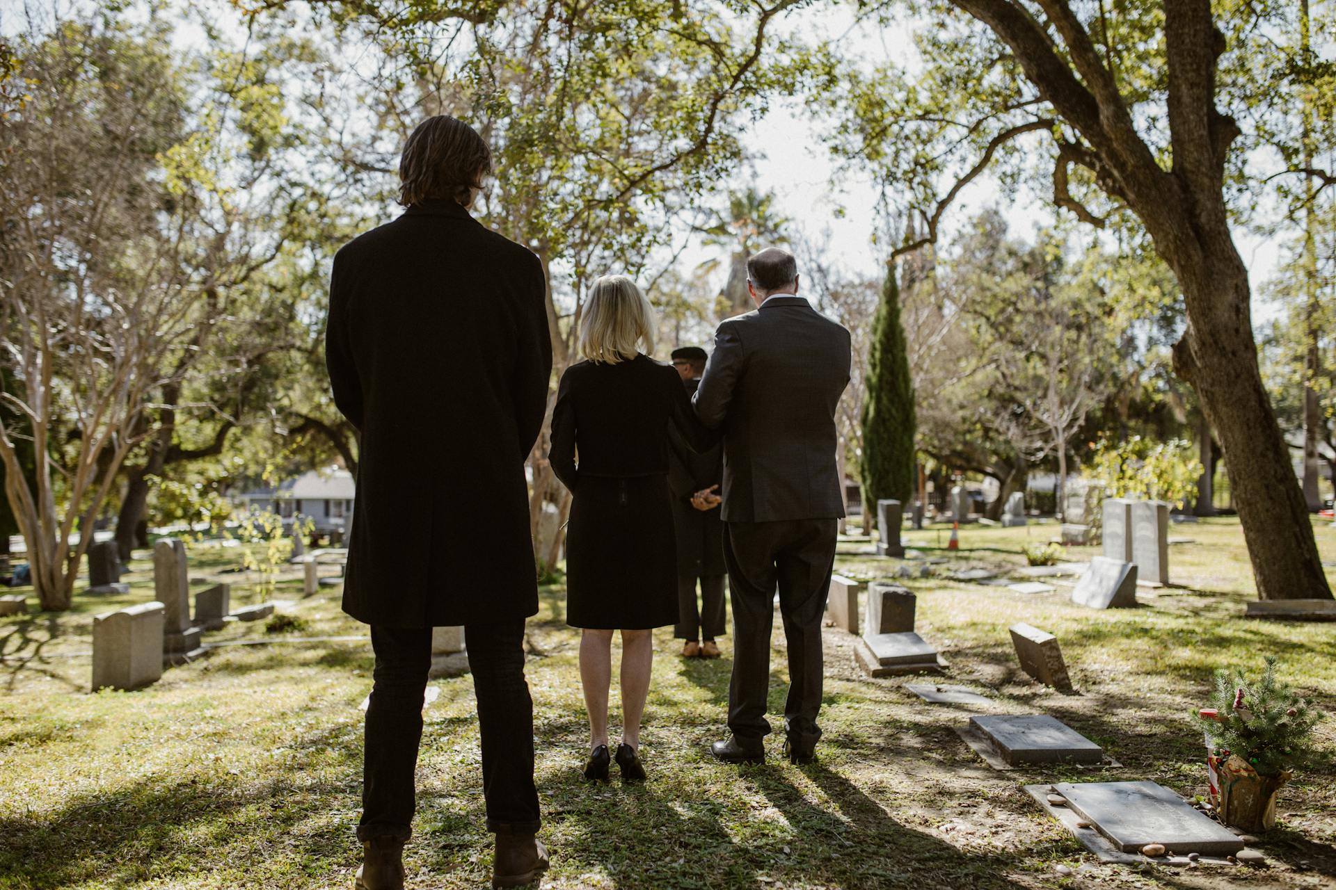 Des personnes quittant un cimetière | Source : Pexels