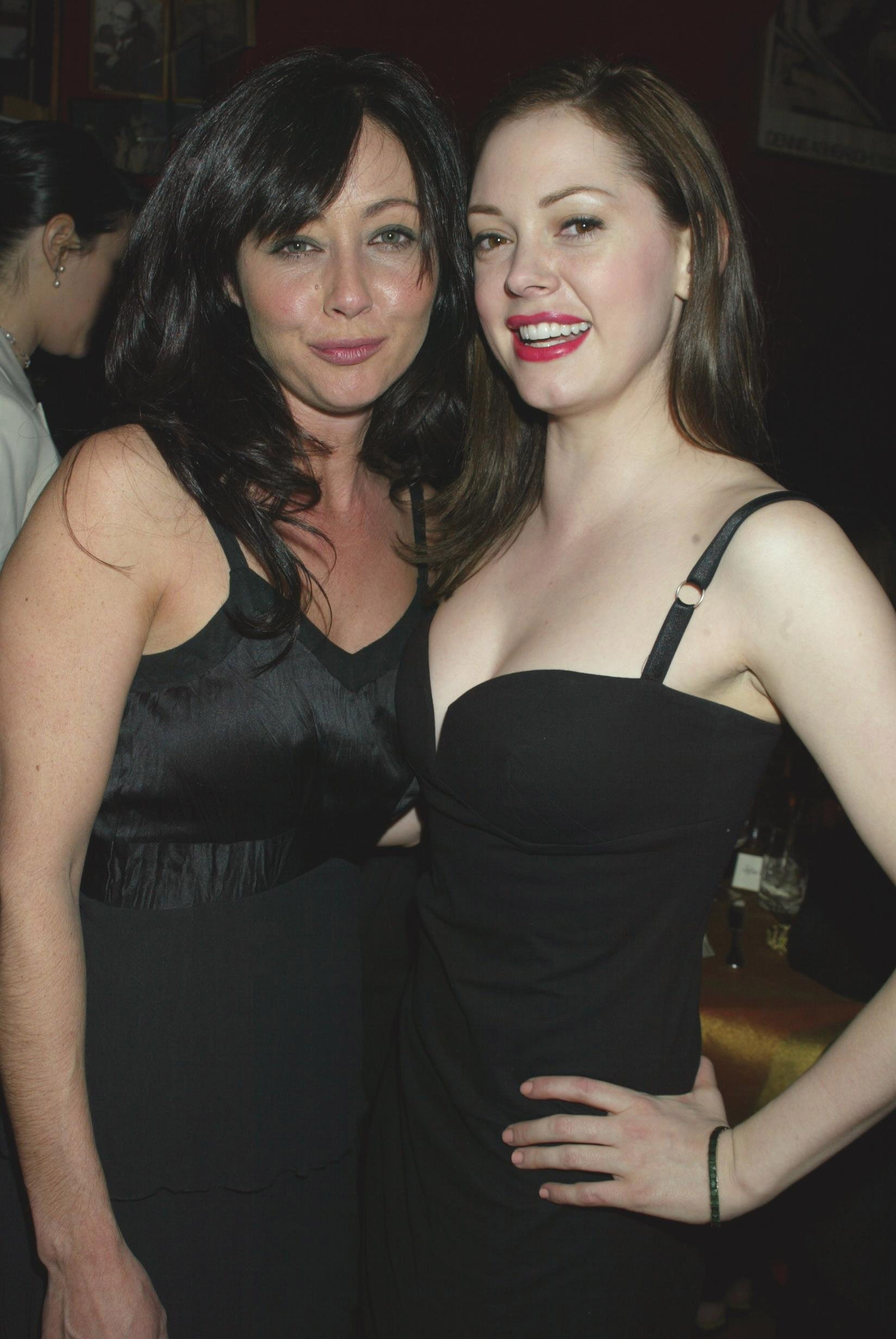 Shannen Doherty et Rose McGowan lors de la 10e soirée annuelle des Oscars organisée par Entertainment Weekly à New York le 29 février 2004 | Source : Getty Images