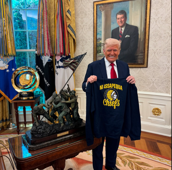 Donald Trump pose avec un pull, daté d'avril 2025 | Source : Instagram/therealdonaldtrump