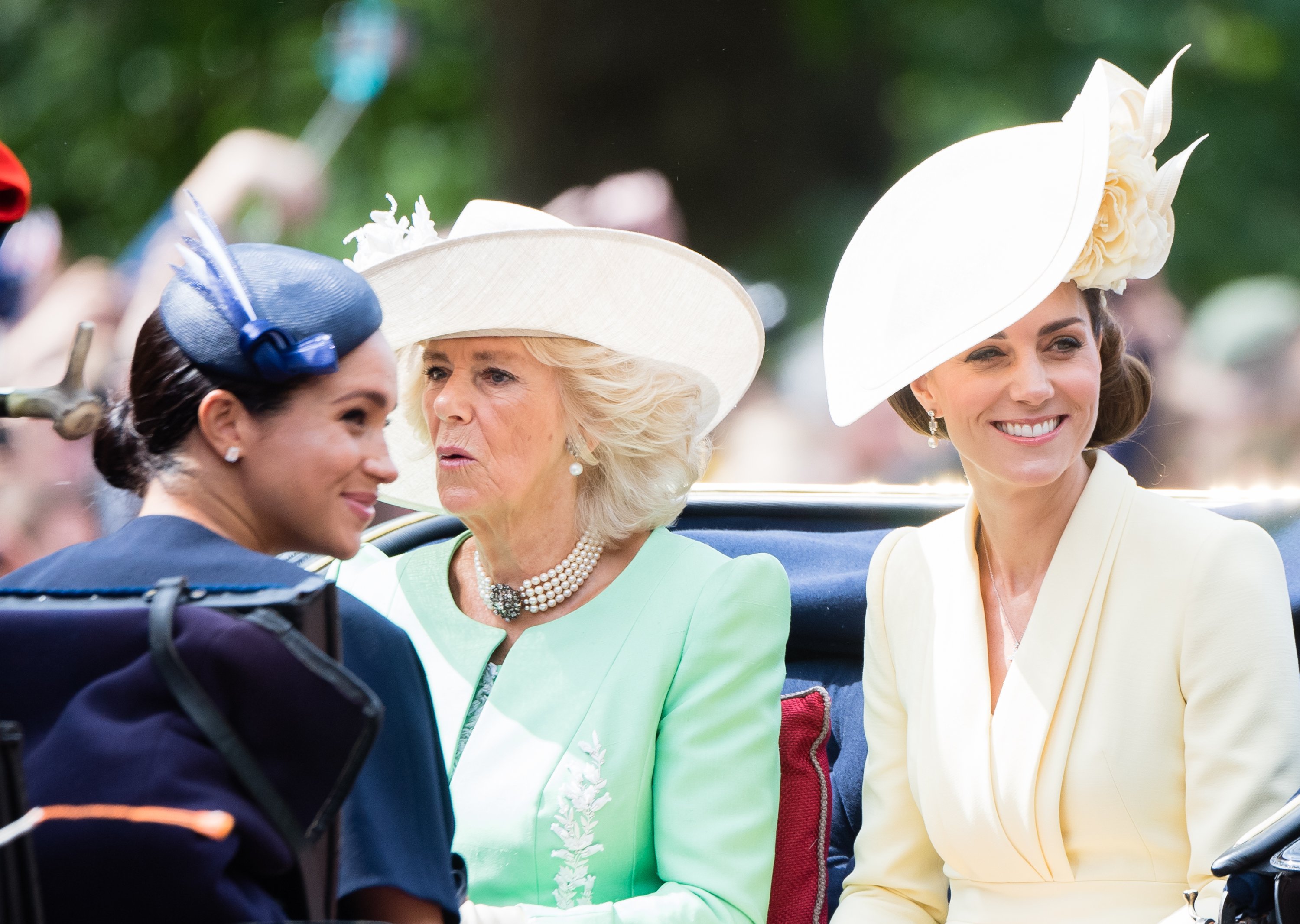 La duchesse Meghan, la duchesse Camilla et la duchesse Kate descendent en calèche le long du Mall pendant le défilé d'anniversaire Trooping The Colour, le 8 juin 2019, à Londres, en Angleterre. | Source : Getty Images