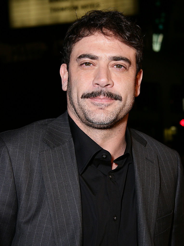 L'acteur Jeffrey Dean Morgan arrive à la première du film « P.S. I Love You » de Warner Bros., qui s'est tenue au Grauman's Chinese Theater le 9 décembre 2007 à Los Angeles, en Californie I Source : Getty Images