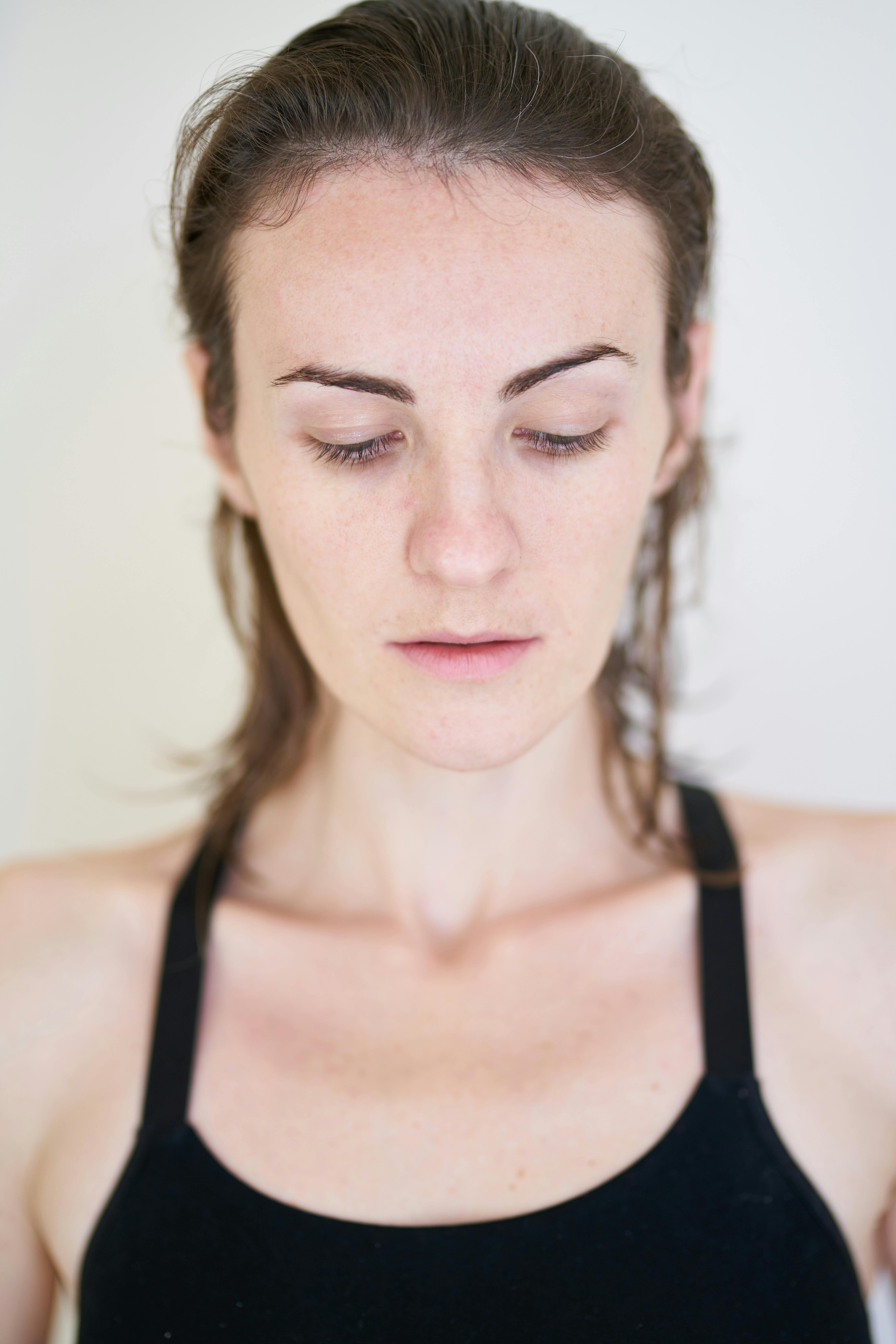 Une femme qui regarde vers le bas | Source : Pexels