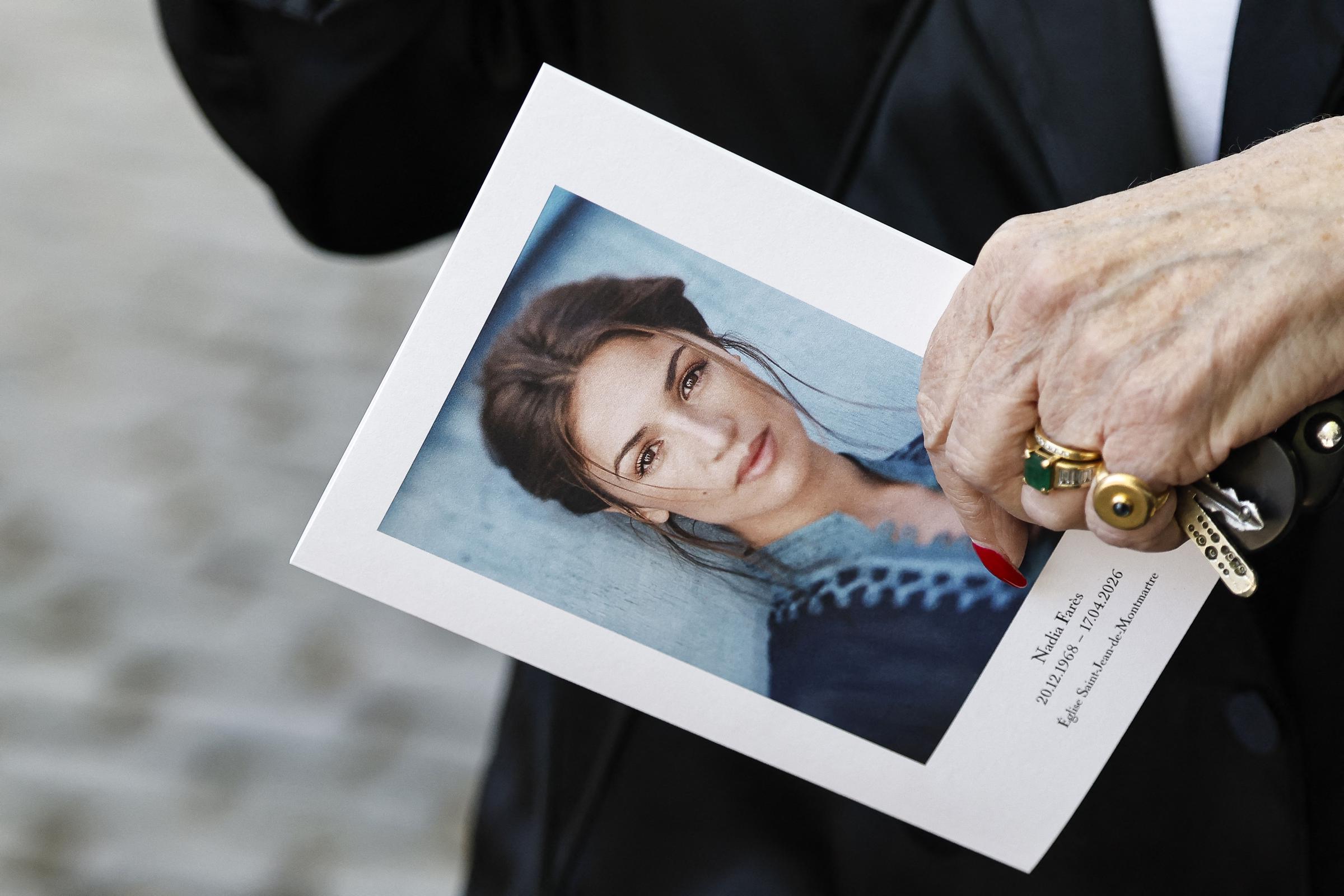 Un invité arrive à la cérémonie funéraire de l'actrice française Nadia Fares (photo) à l'église Saint-Jean de Montmartre à Paris, le 24 avril 2026. Nadia Fares est décédée le 17 avril 2026, à l'âge de 57 ans, après avoir été retrouvée inconsciente dans une piscine à Paris et avoir passé plusieurs jours dans le coma I Source : Getty Images