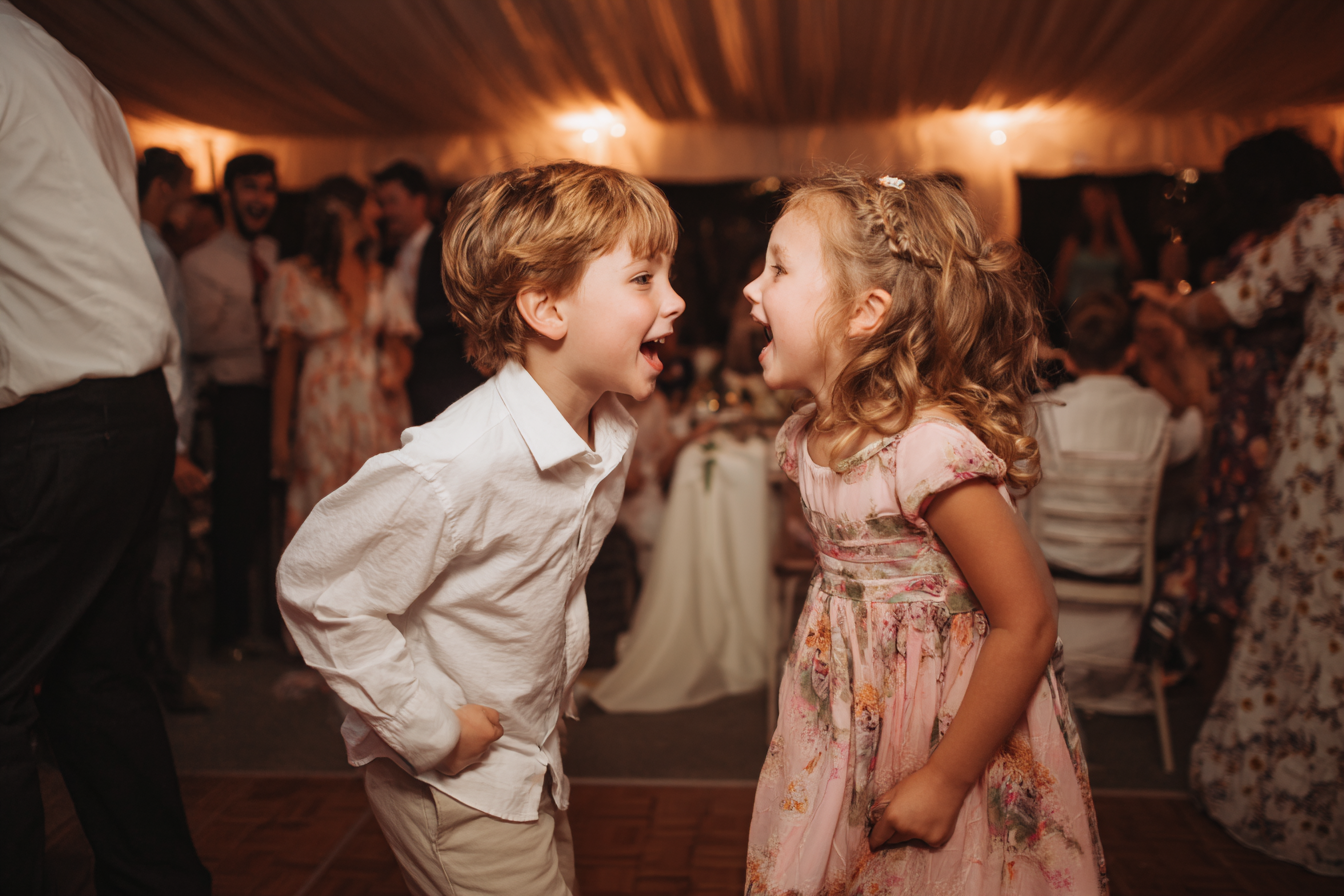 Des enfants excités lors d'une réception de mariage | Source : Midjourney