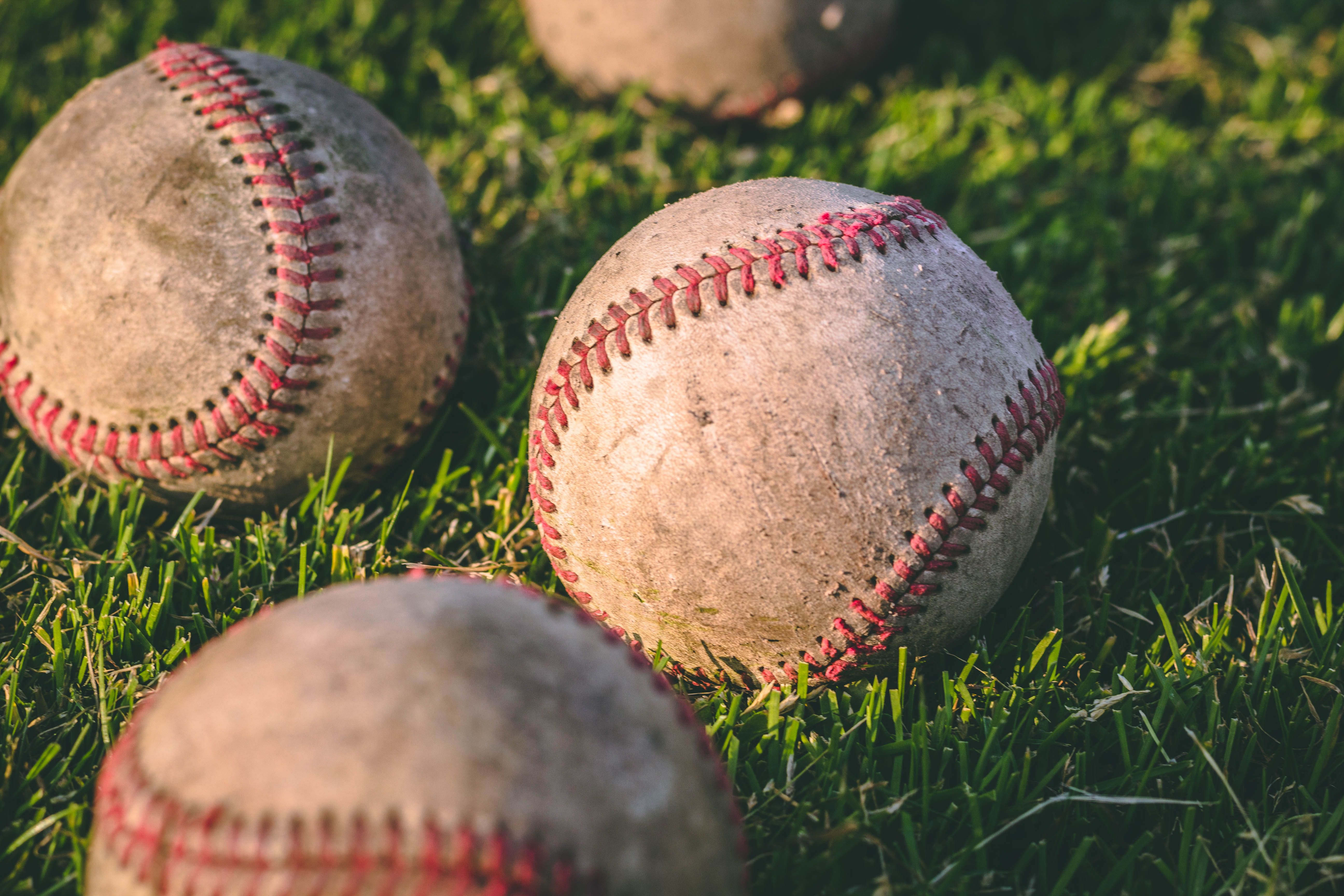 Gros plan sur plusieurs balles de baseball | Source : Pexels