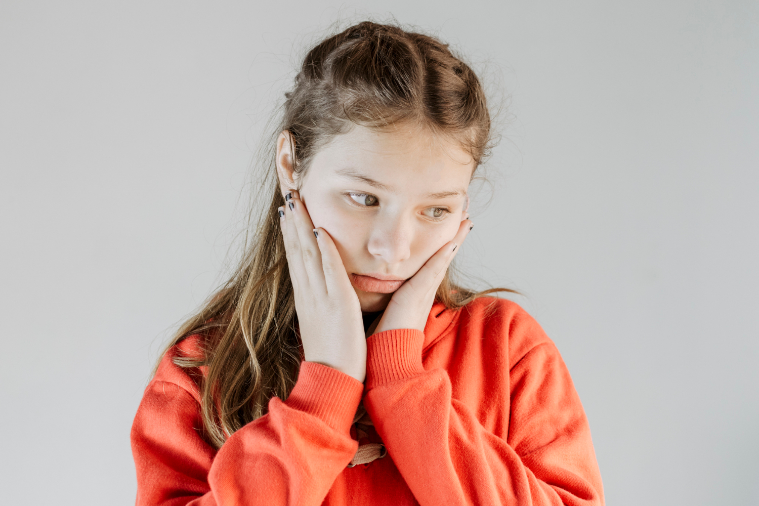 Une jeune fille en détresse | Source : Freepik