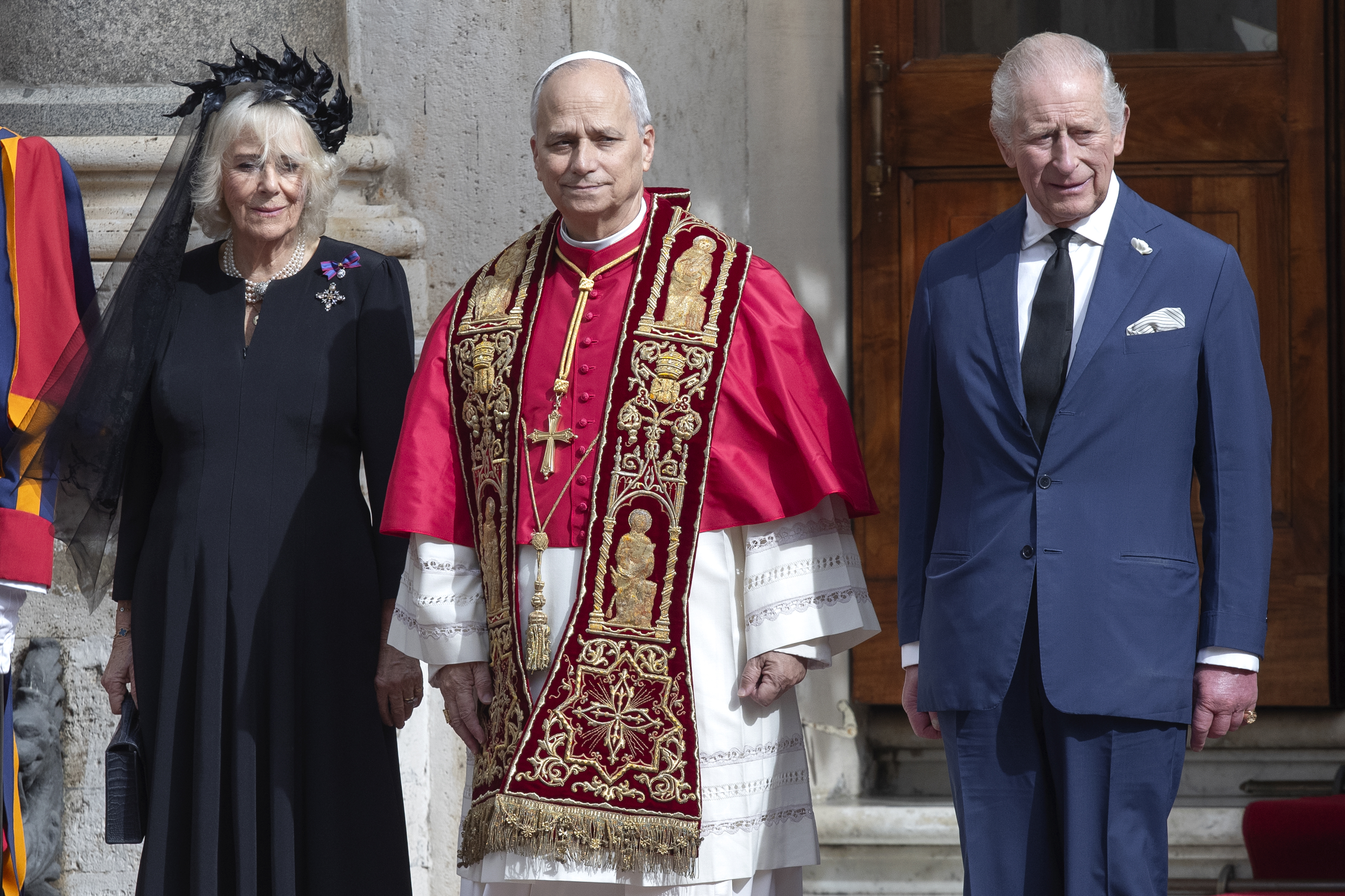 Le pape Léon XIV, le roi Charles III et la reine Camilla dans la cour San Damaso au Vatican après la visite d'État et la prière commune dans la chapelle Sixtine. | Source : Getty Images