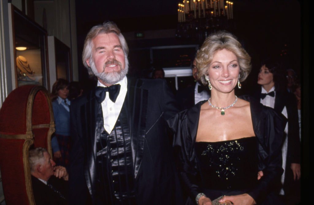 La star de la musique et sa cinquième femme lors d'un événement vers 1983 | Source : Getty Images
