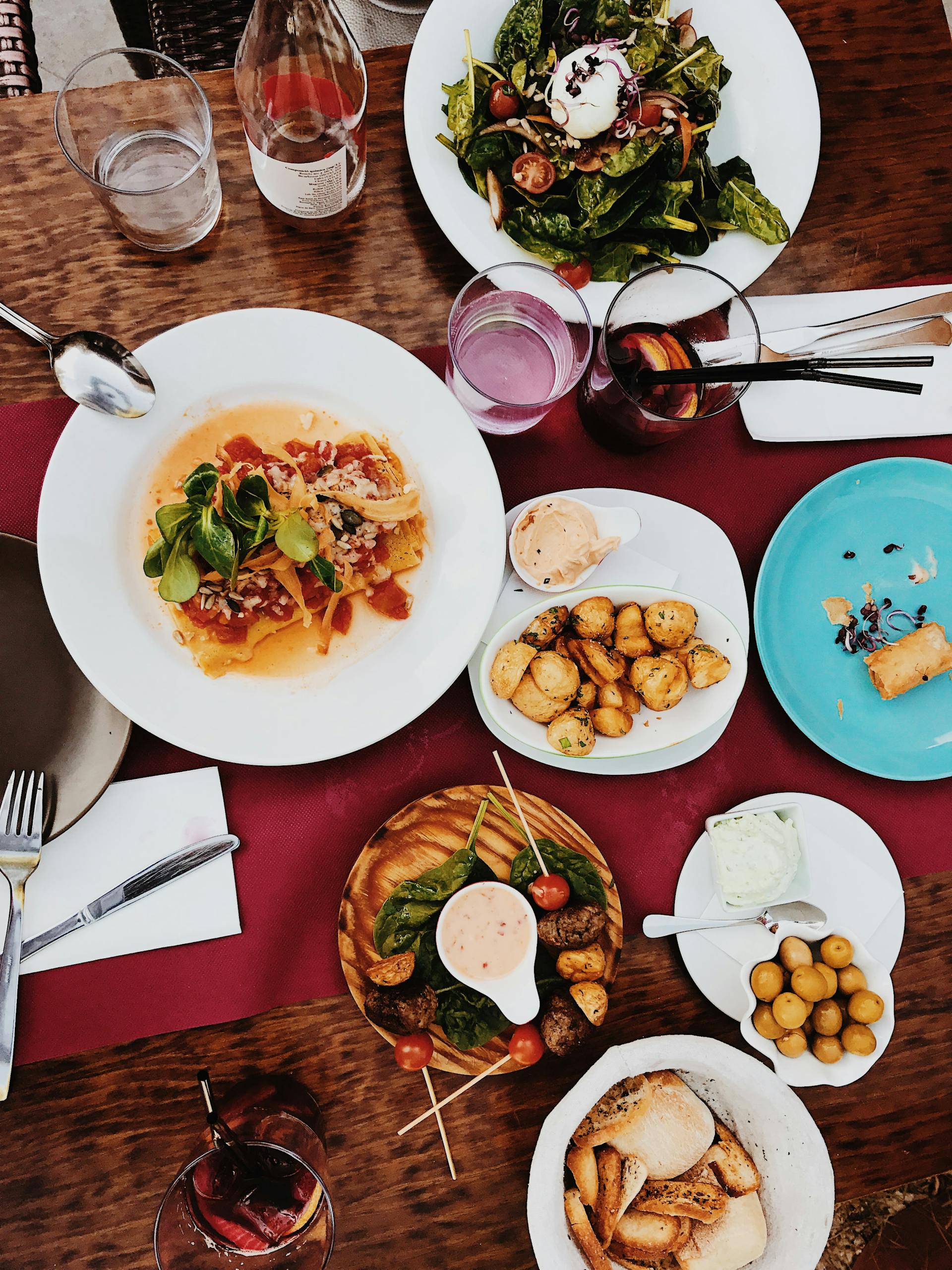 Une photo montrant un dîner servi sur une table | Source : Pexels