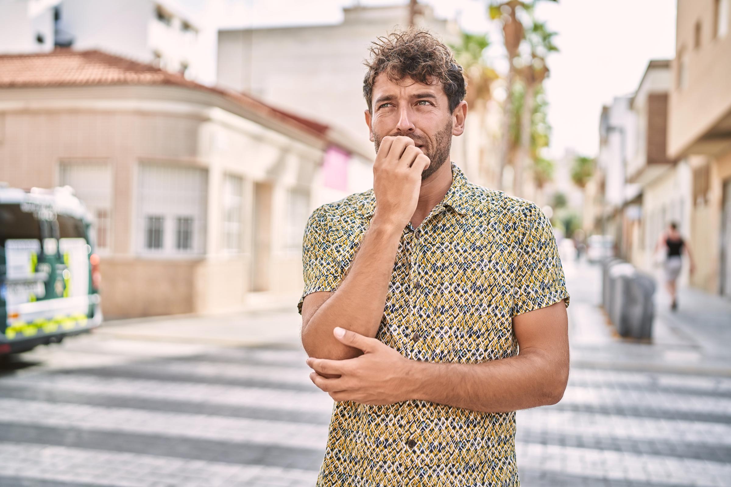 Un homme nerveux | Source : Freepik